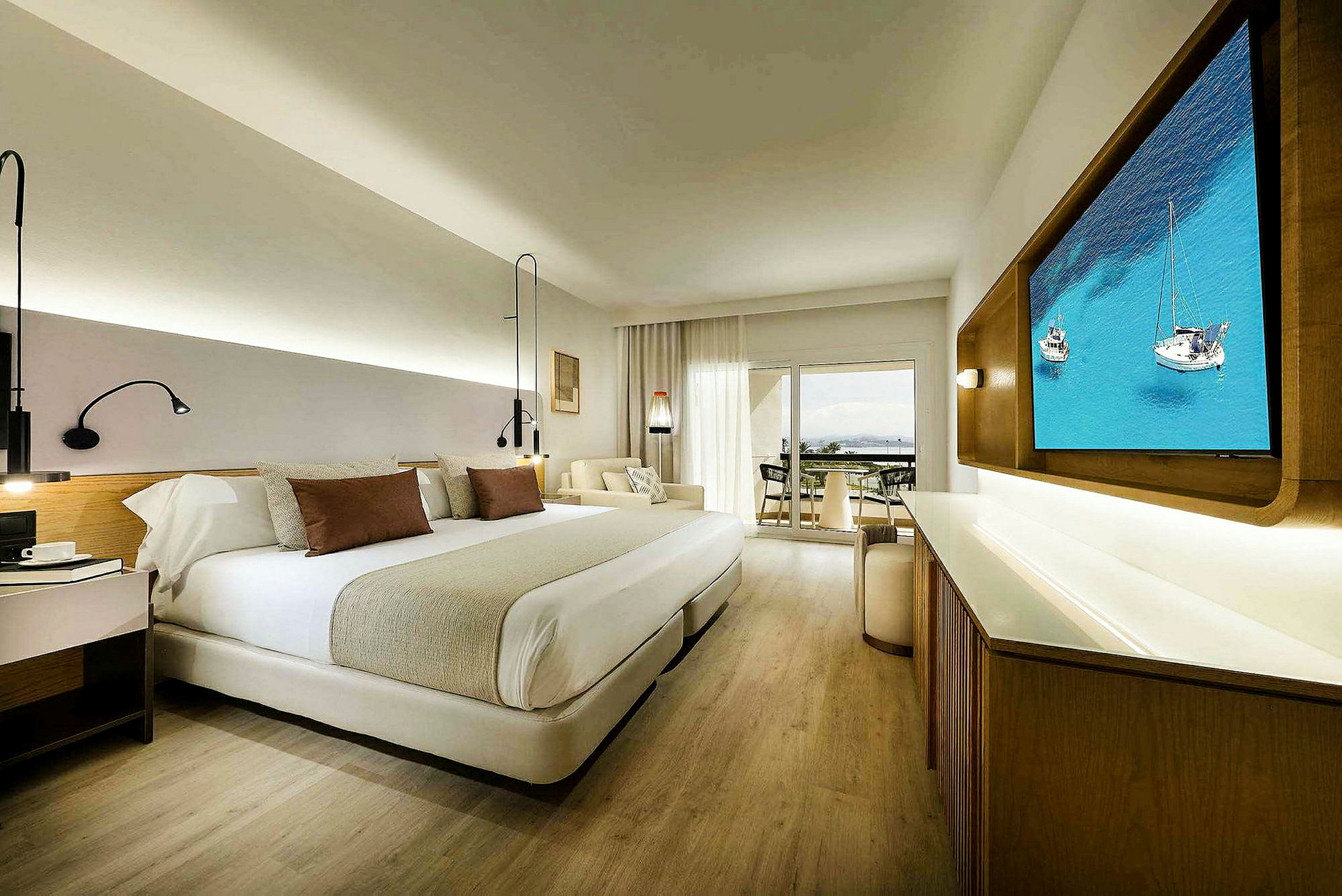 Et moderne hotellrom med dobbeltseng, TV, sittegruppe og en balkong med utsikt. (AI-generert tekst)