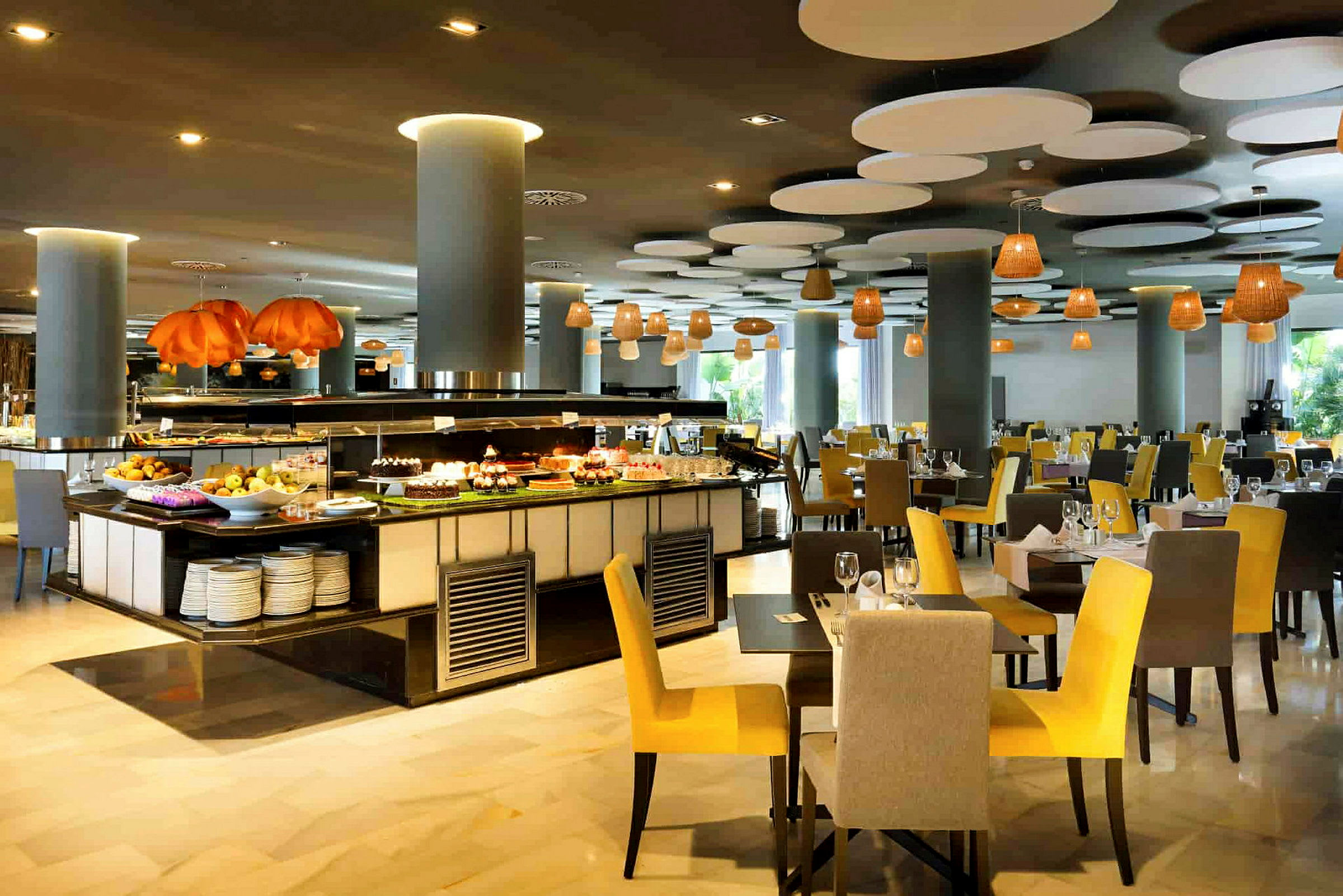 Restaurant med oppdekkede bord og buffetområde fylt med forskjellige retter. (AI-generert tekst)