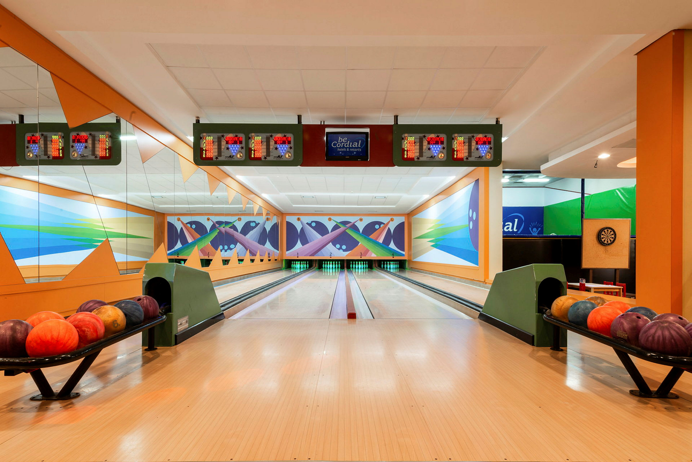 En bowlinghall med to bowlingbaner og bowlingkuler på stativ. (AI-generert tekst)
