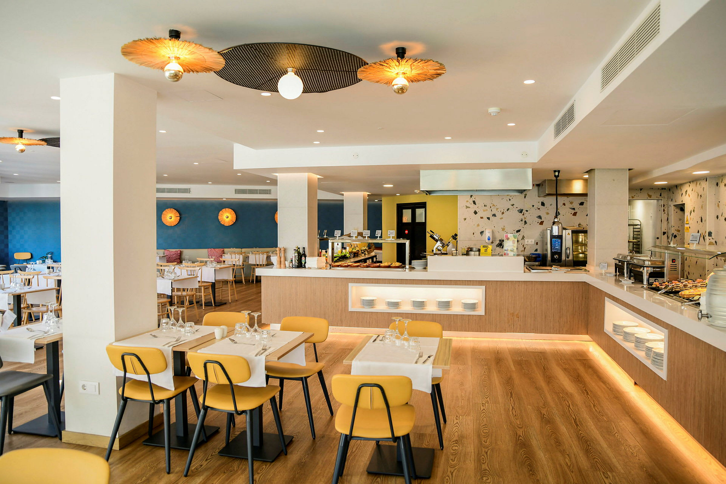 En moderne restaurant med sitteplasser og buffetområde. (AI-generert tekst)