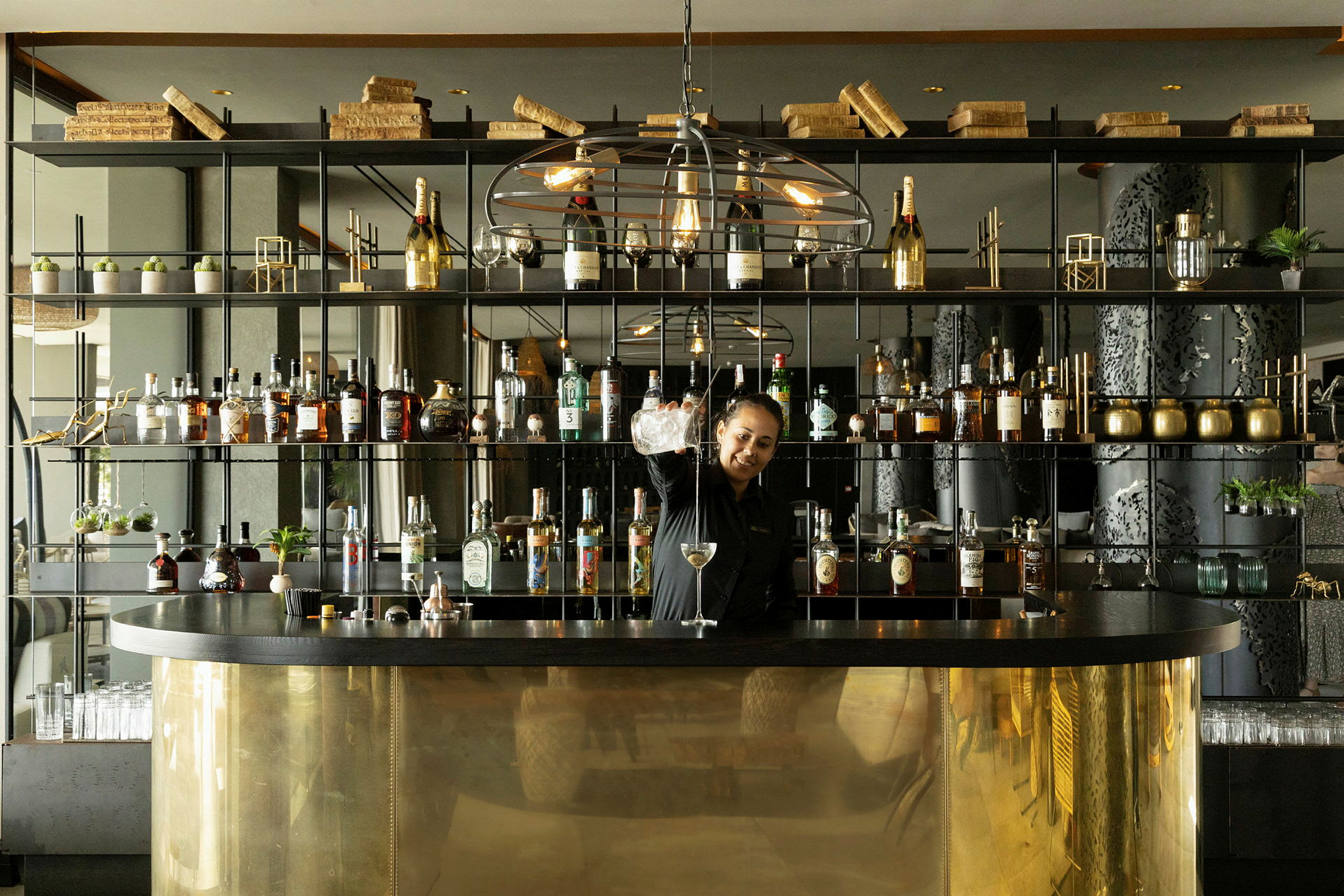 En elegant bar med forskjellige flasker og glass på hyller. (AI-generert tekst)