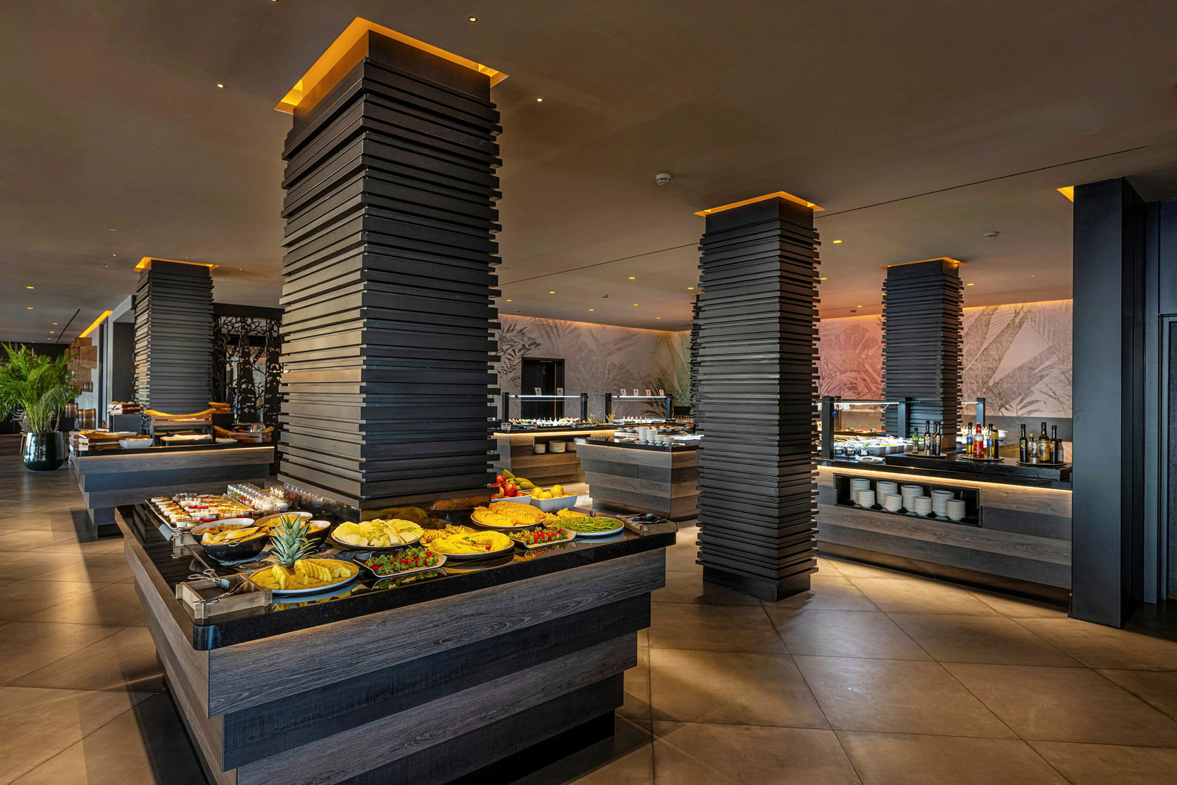 En restaurant med en buffé som serverer forskjellige retter på bord. (AI-generert tekst)