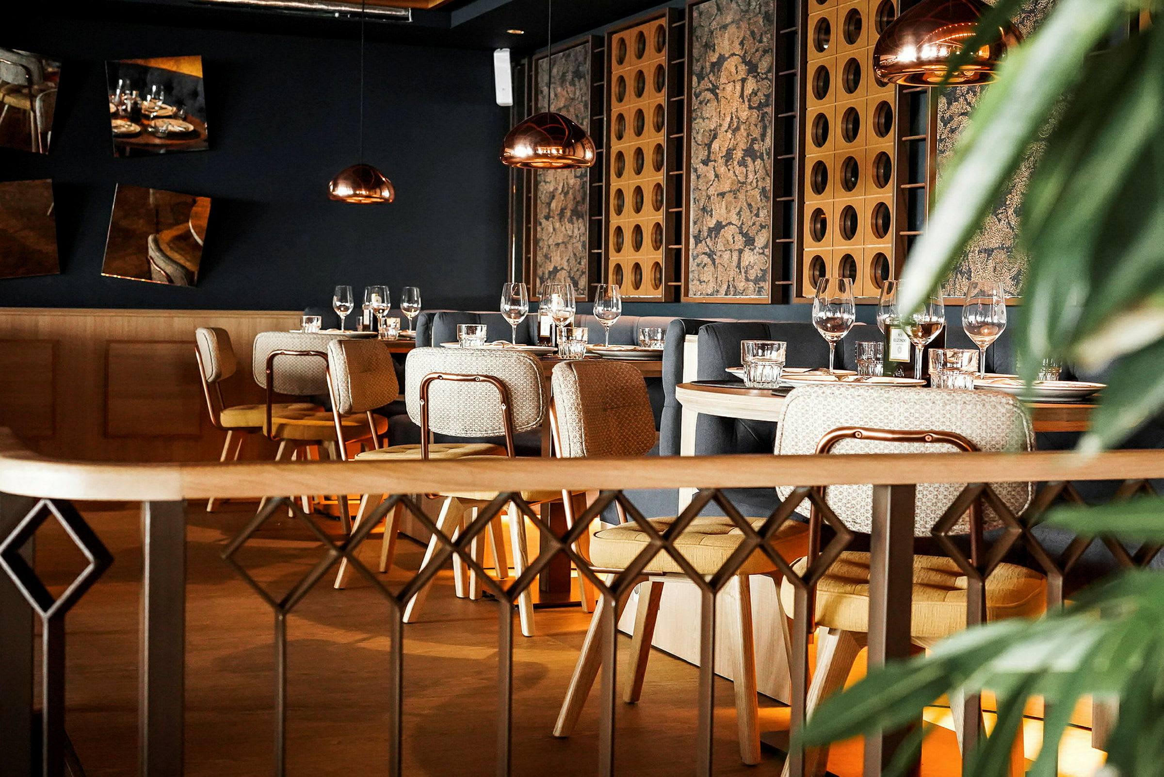 En stilfull restaurant med dekkede bord og elegante interiørdetaljer. (AI-generert tekst)