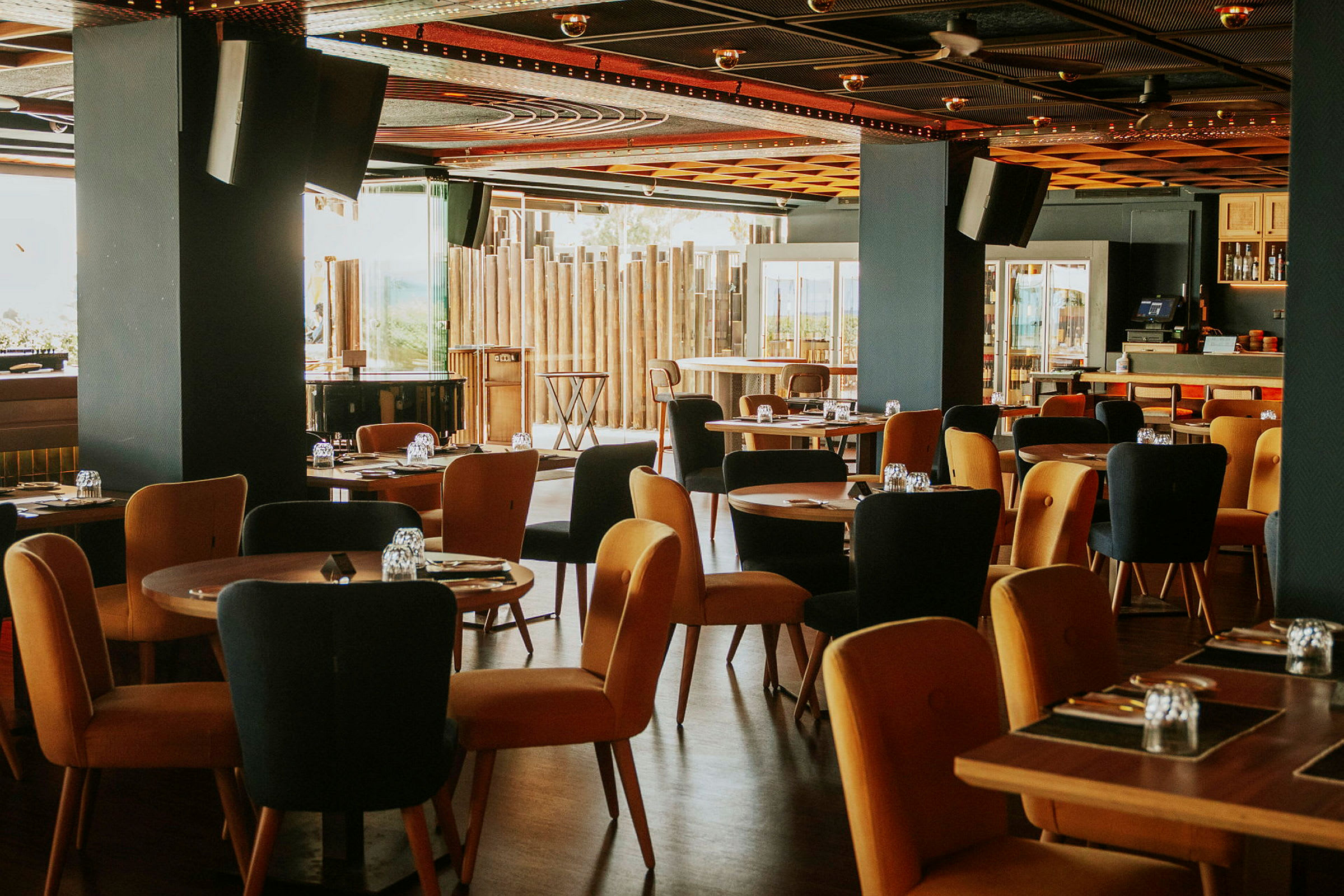Restaurant med bord og stoler i et moderne interiør. (AI-generert tekst)