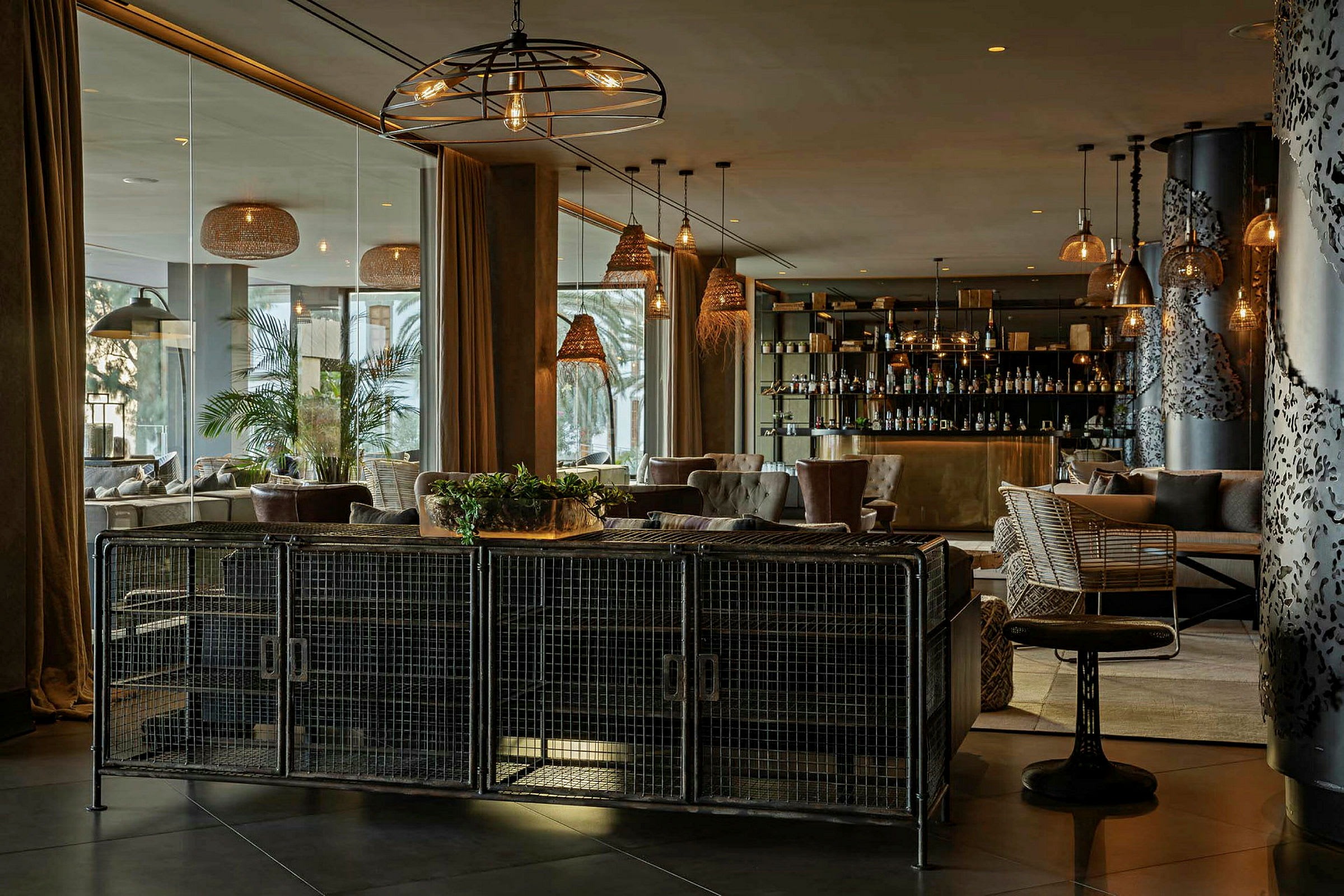 En stilig restaurant eller salong med elegant interiør og komfortable sittemøbler. Baren vises i bakgrunnen. (AI-generert tekst)