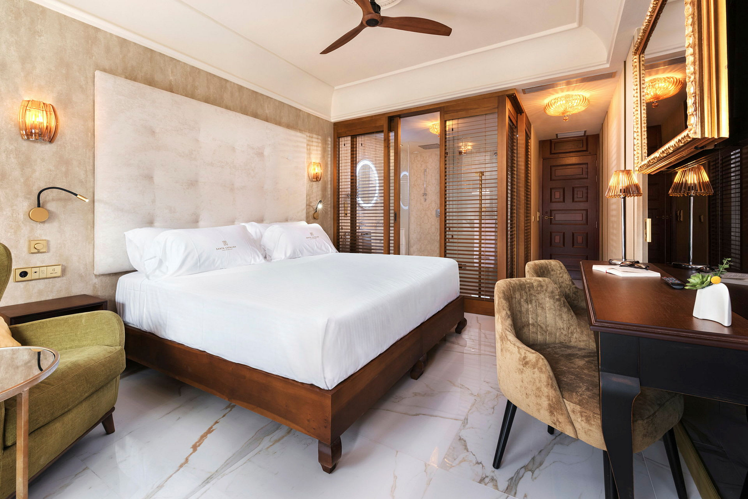 Moderne hotellrom med dobbeltseng, skrivebord og sitteplasser. (AI-generert tekst)