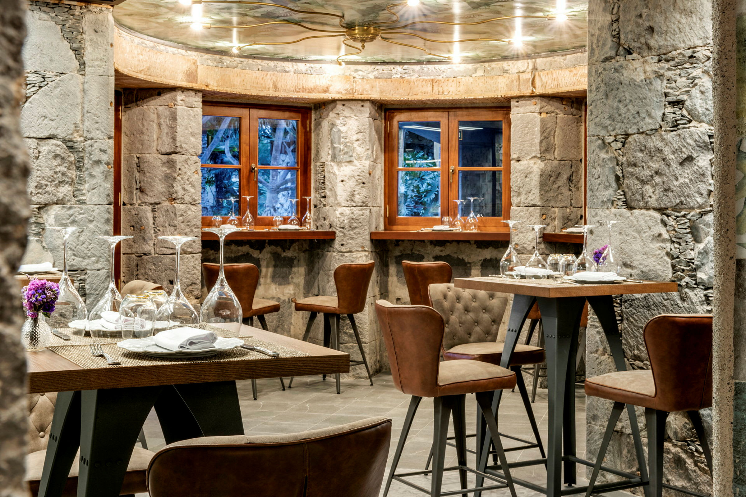 Restaurant med bord og stoler i rustikk miljø. (AI-generert tekst)