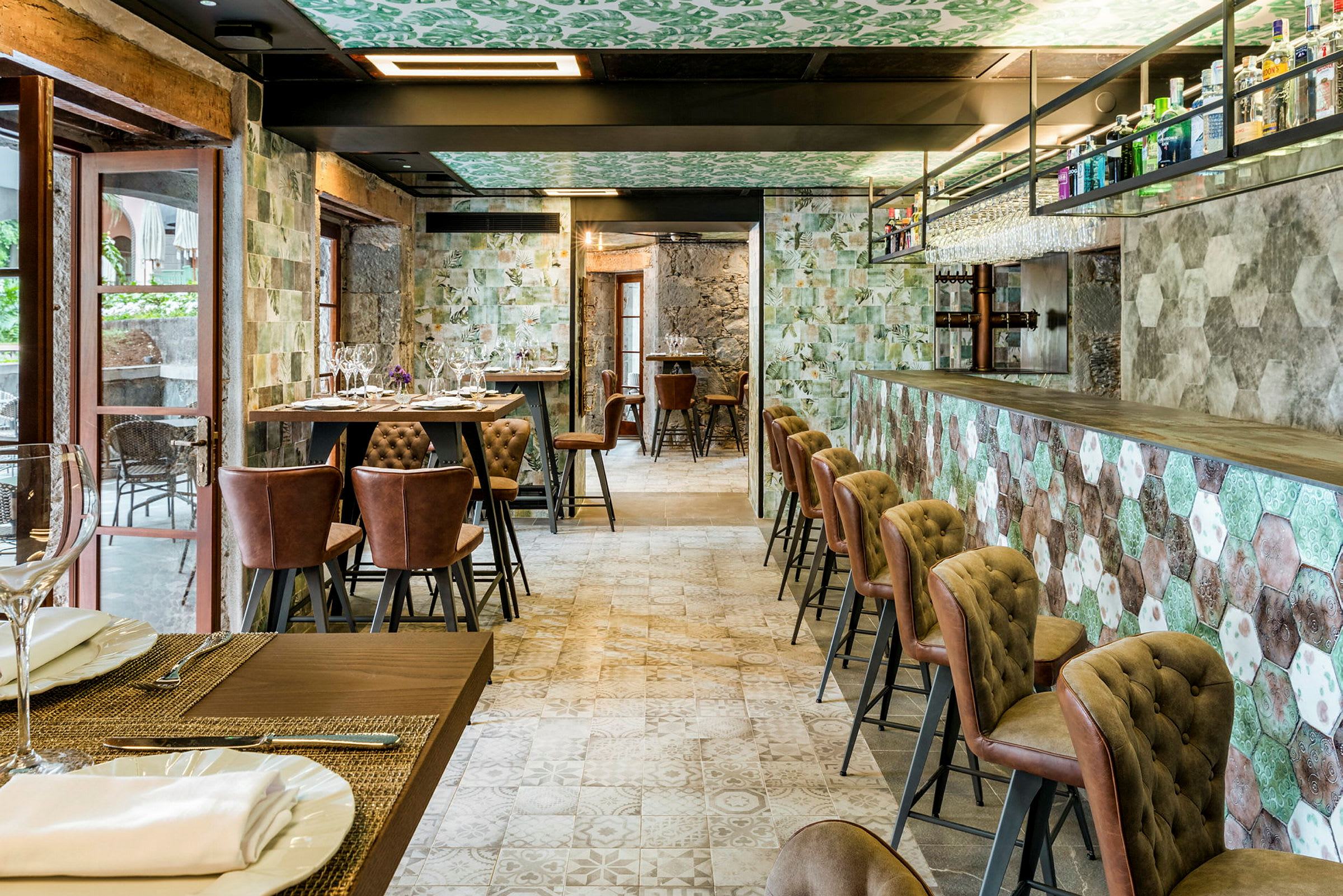 En moderne restaurant med stilige møbler. (AI-generert tekst)