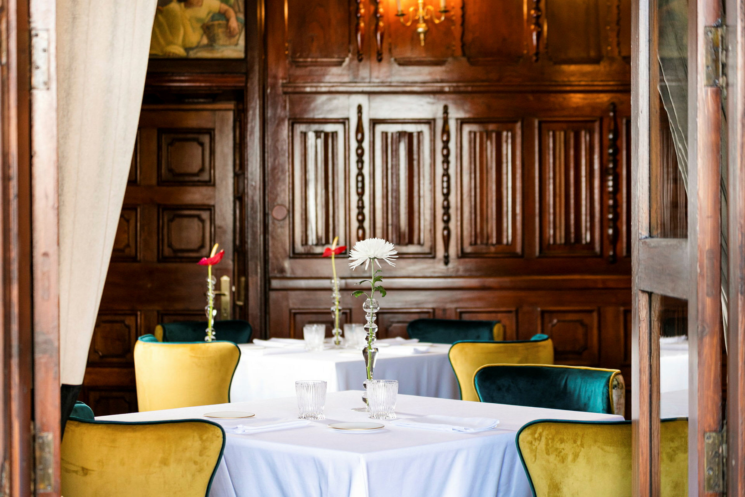Elegant restaurant med dekkede bord og detaljer i tre. (AI-generert tekst)