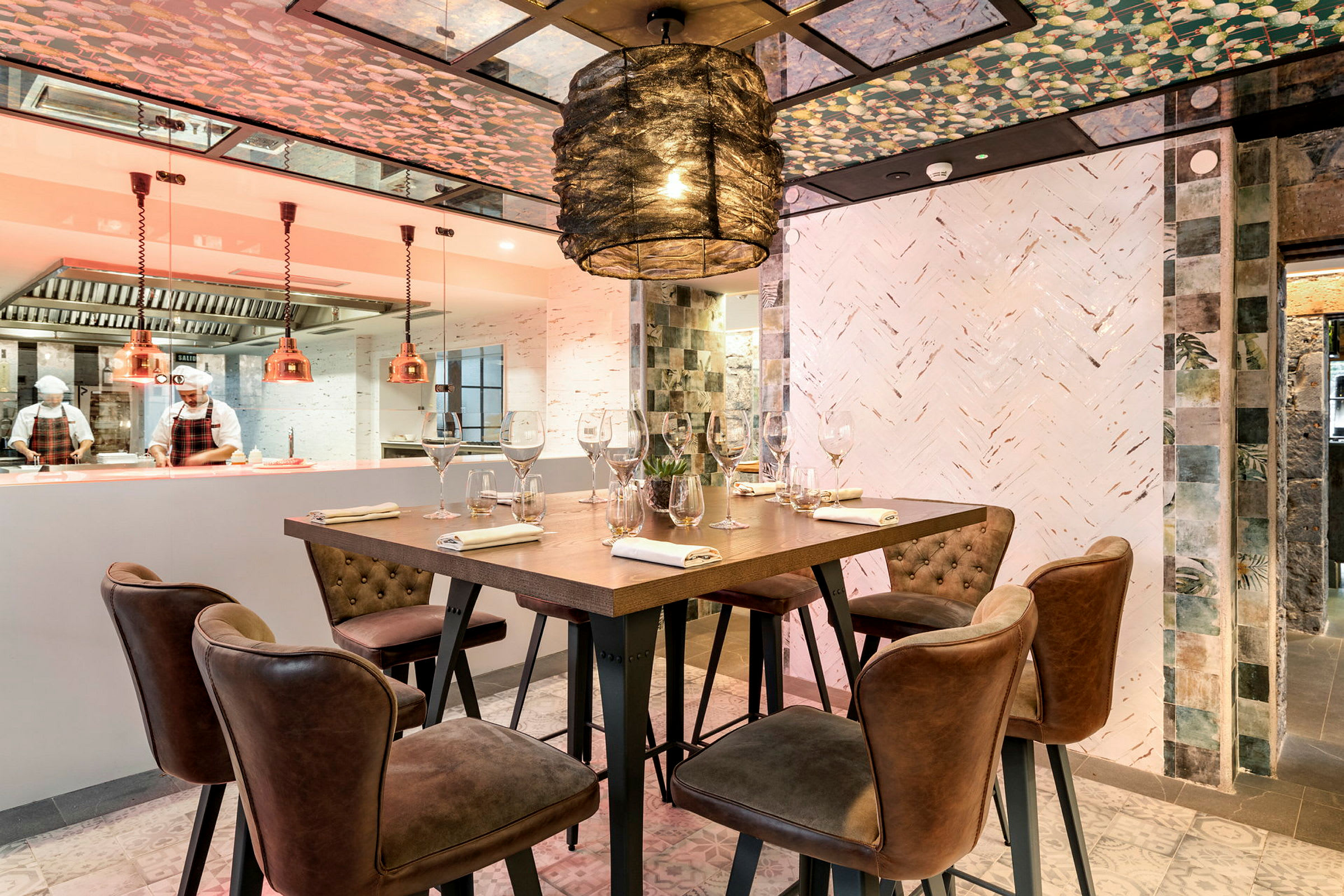 Designrestaurant med åpent kjøkken og elegant bordmøblement. (AI-generert tekst)