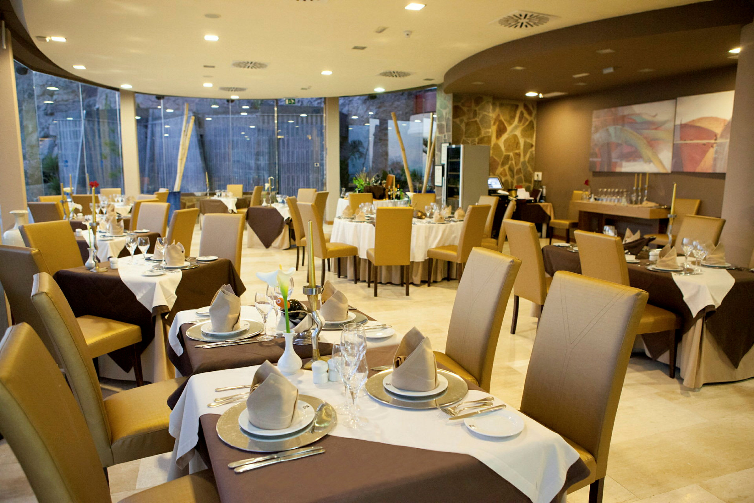 En elegant restaurant med dekkede bord og komfortable stoler. (AI-generert tekst)