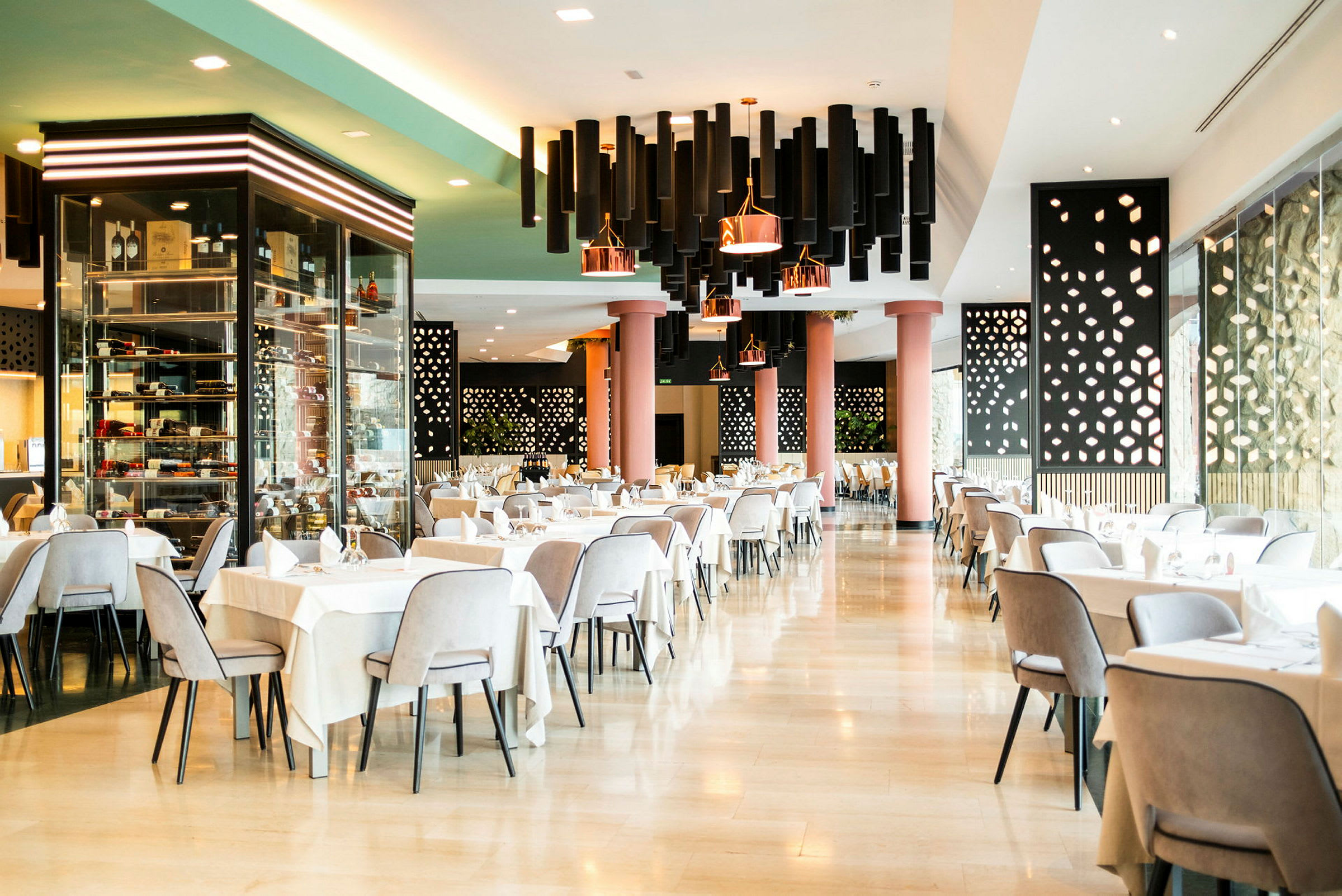Elegant hotellrestaurant med dekkede bord og moderne interiør. (AI-generert tekst)