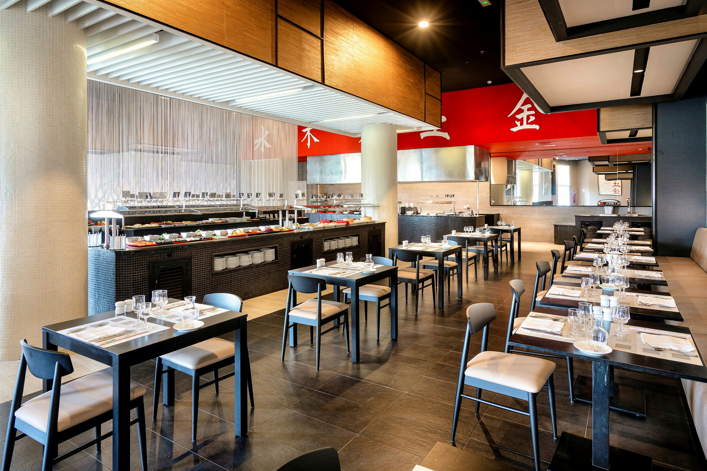 Et bilde av en moderne restaurant med dekte bord og en buffé. (AI-generert tekst)