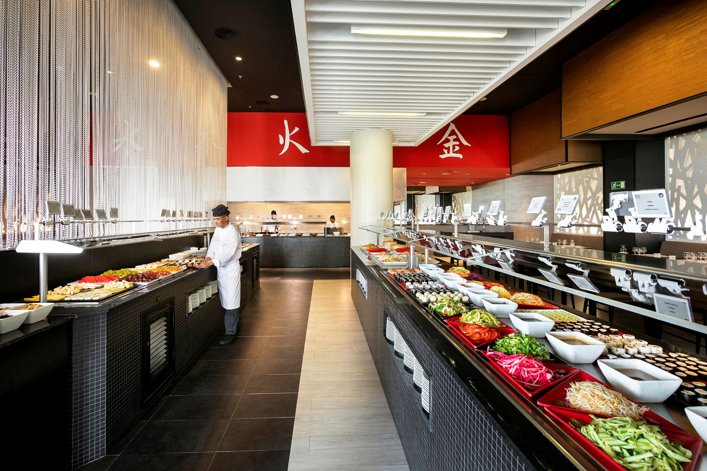 Buffet med variert utvalg av mat i et moderne innredet rom. (AI-generert tekst)