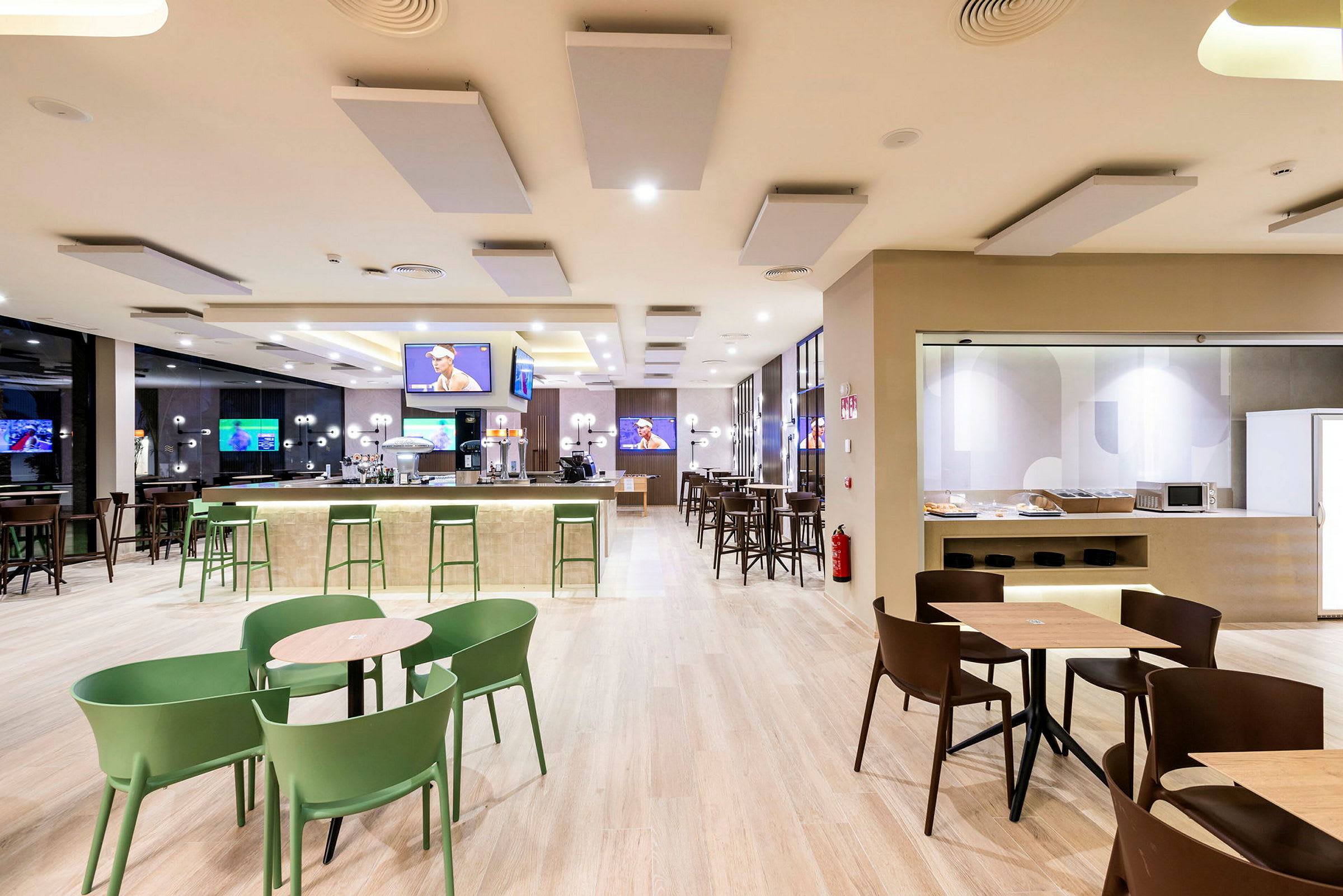 Moderne restaurant med sitteplasser og bar. (AI-generert tekst)