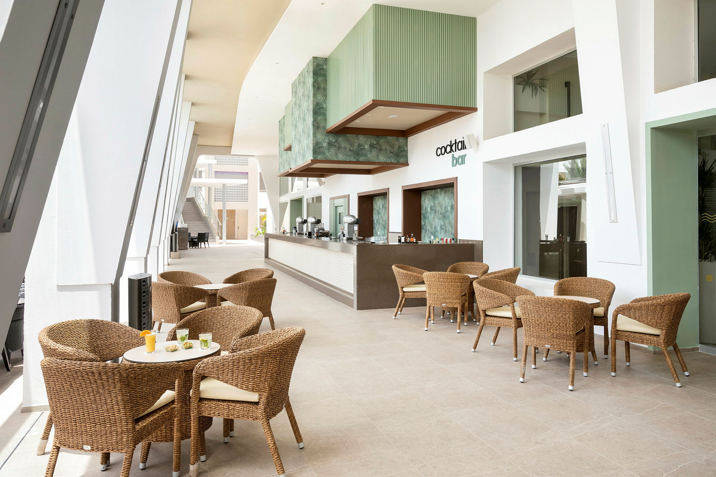 Cocktailbar med sittemøbler i moderne design. (AI-generert tekst)