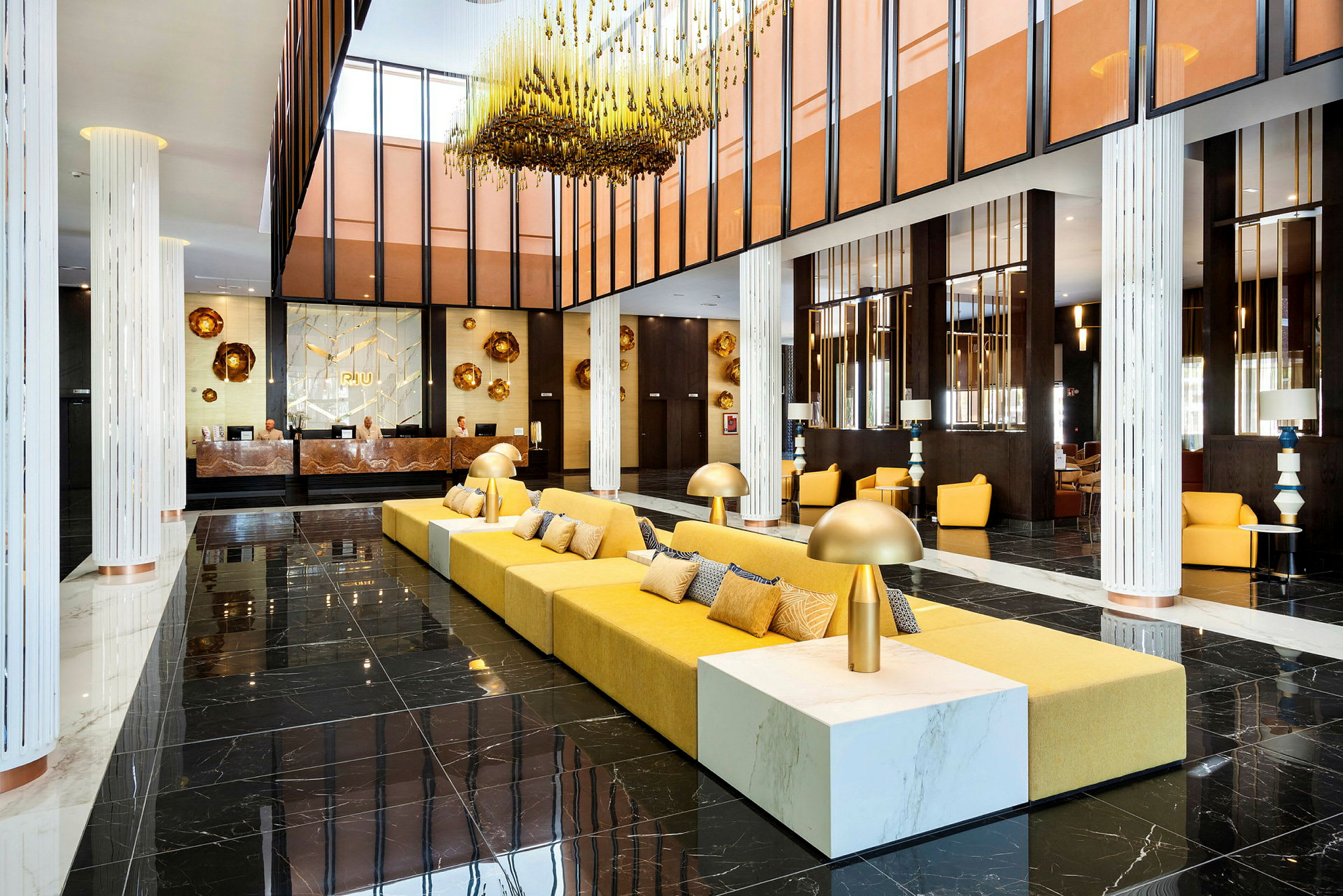 Hotellobby med moderne møbler og gylne detaljer. (AI-generert tekst)