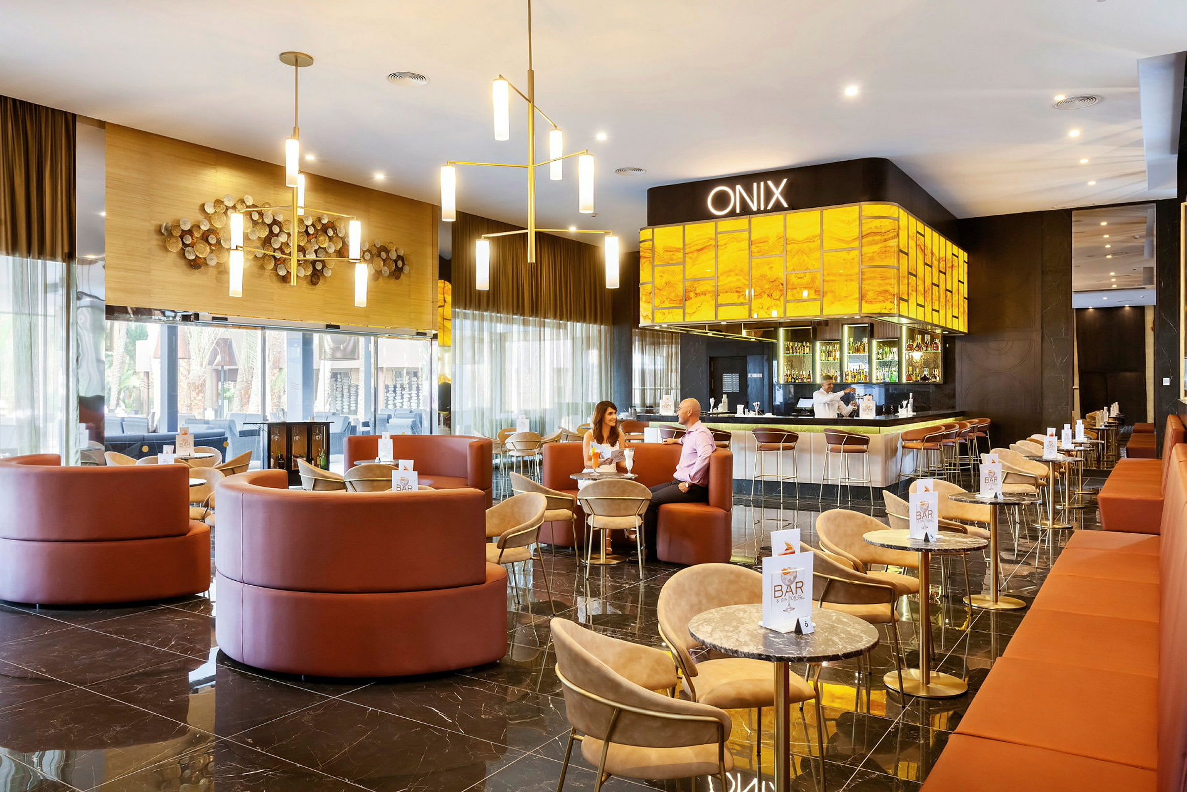 En elegant hotellbar med sitteplasser og et opplyst serveringsområde. (AI-generert tekst)