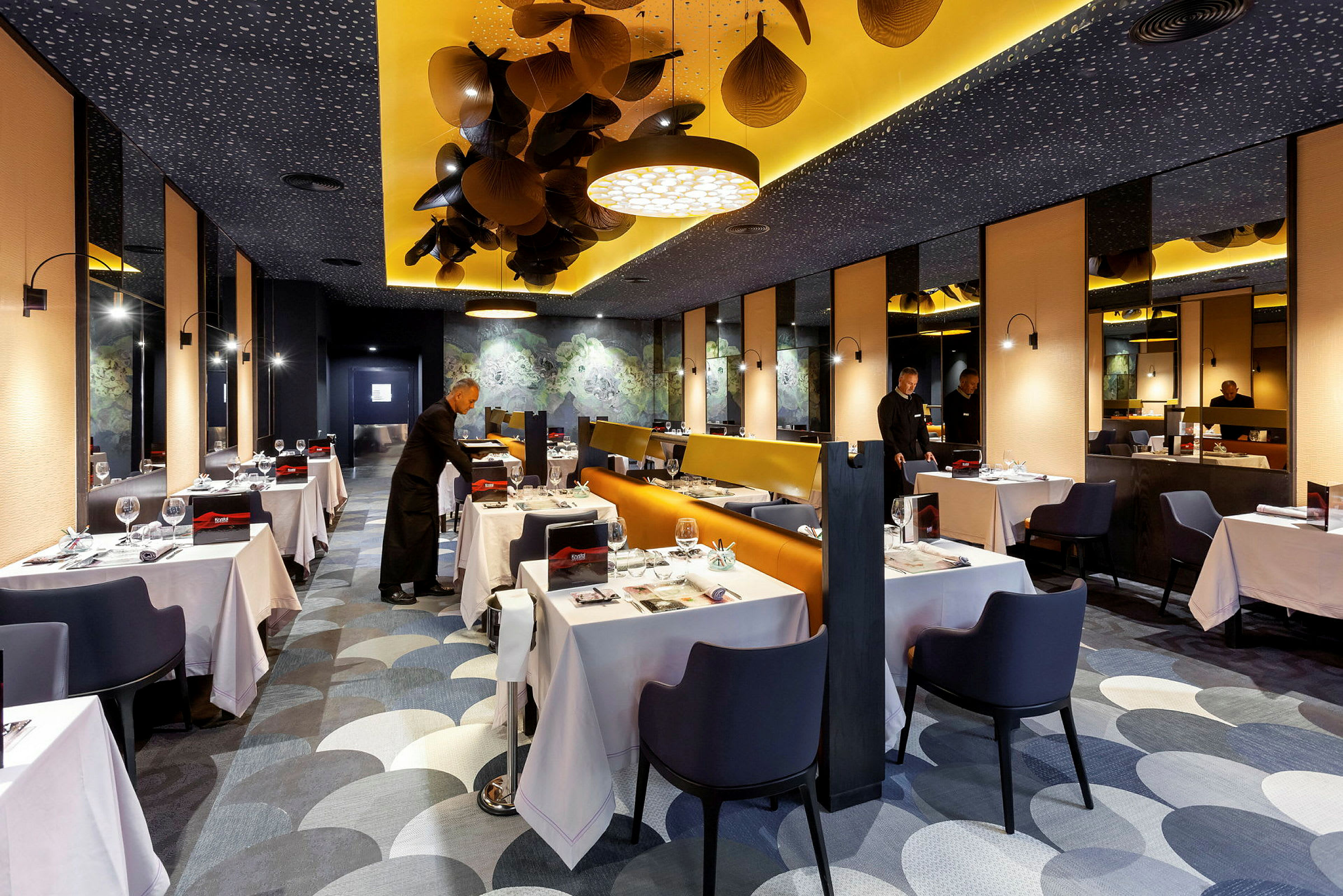 En elegant restaurantinteriør med dekkede bord og moderne innredningsdetaljer. (AI-generert tekst)
