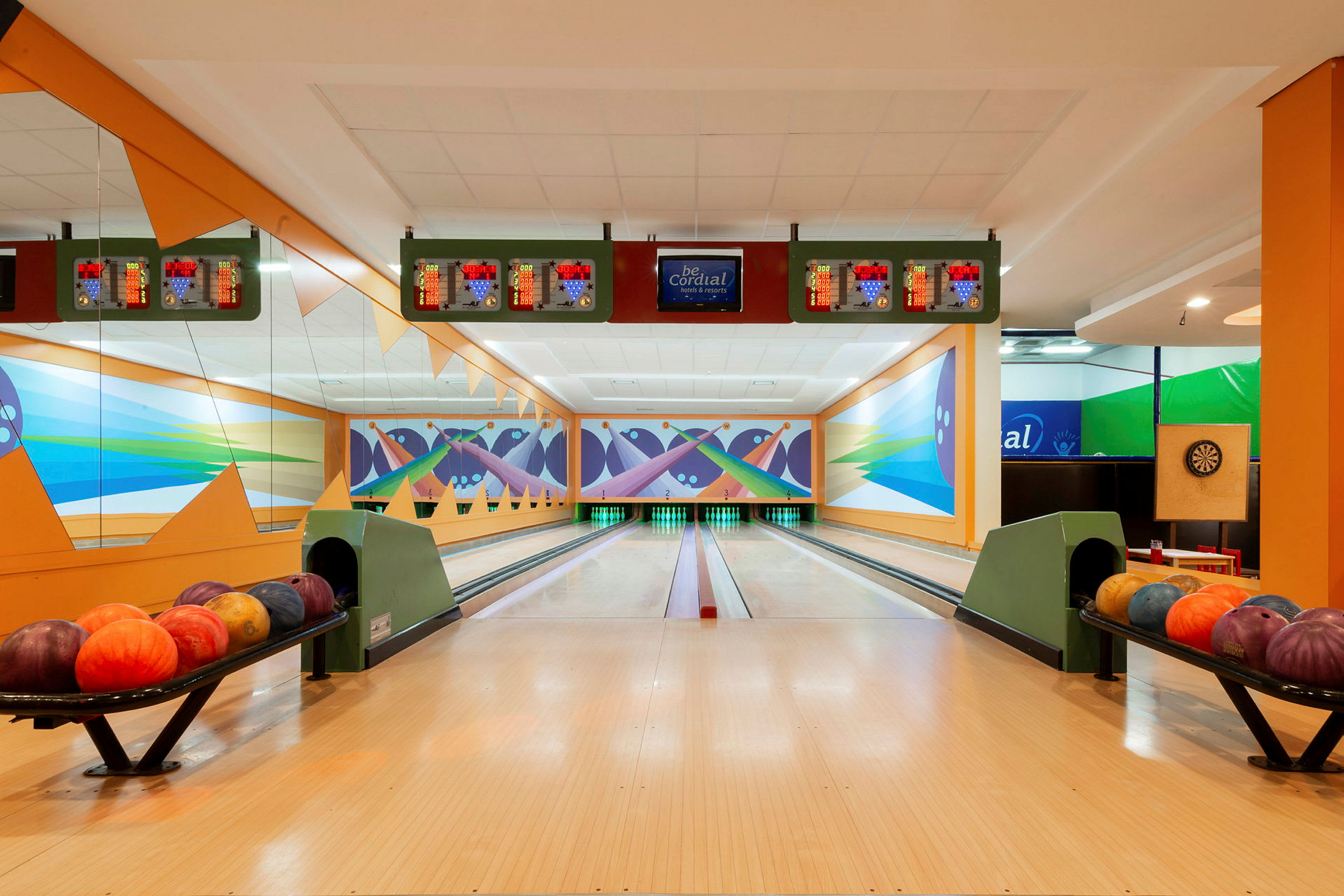 Interiør av en bowlinghall med bowlingkuler og to bowlingbaner. (AI-generert tekst)