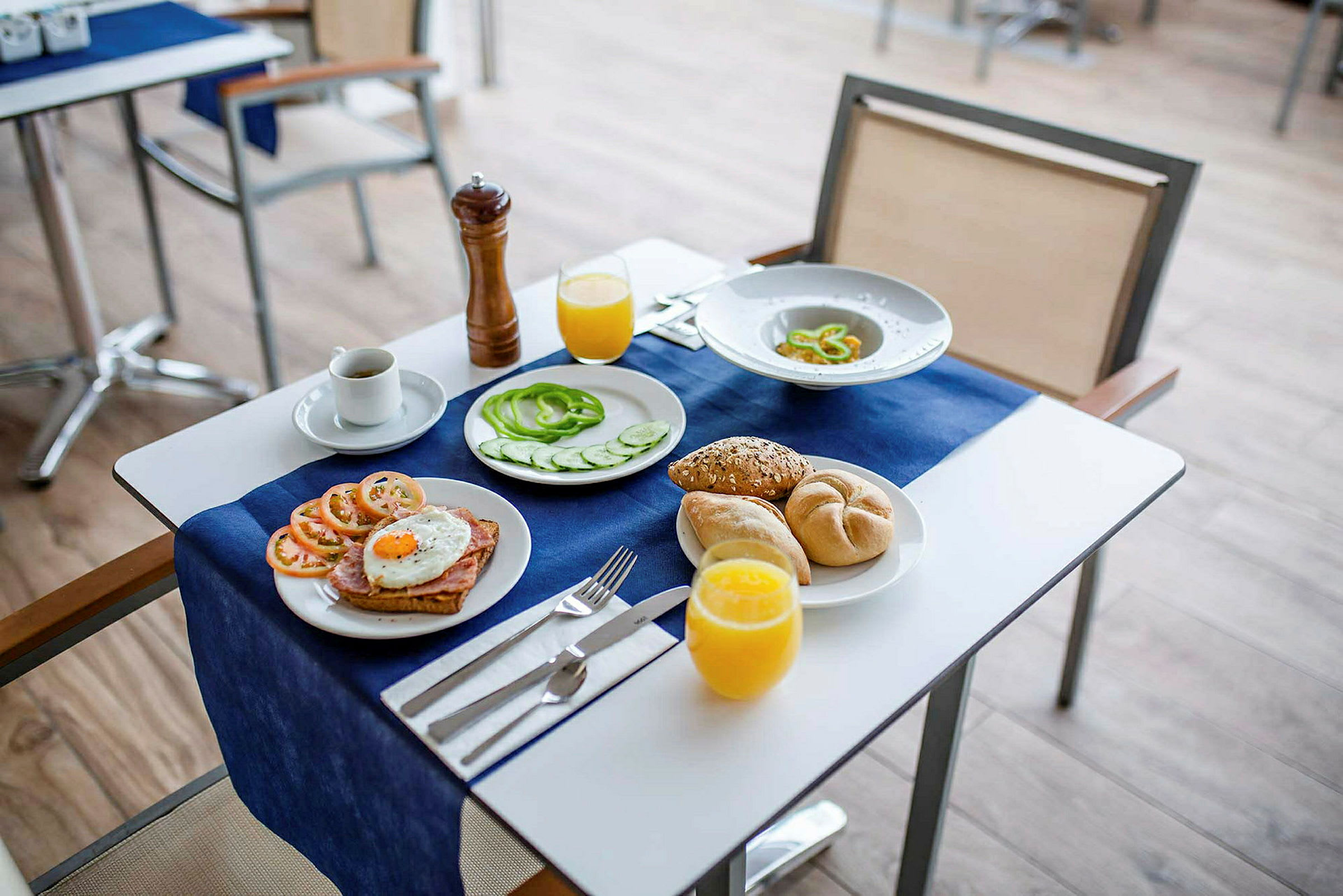 Frokostservering med forskjellige matvarer, inkludert egg, grønnsaker, brød og drikke. (AI-generert tekst)