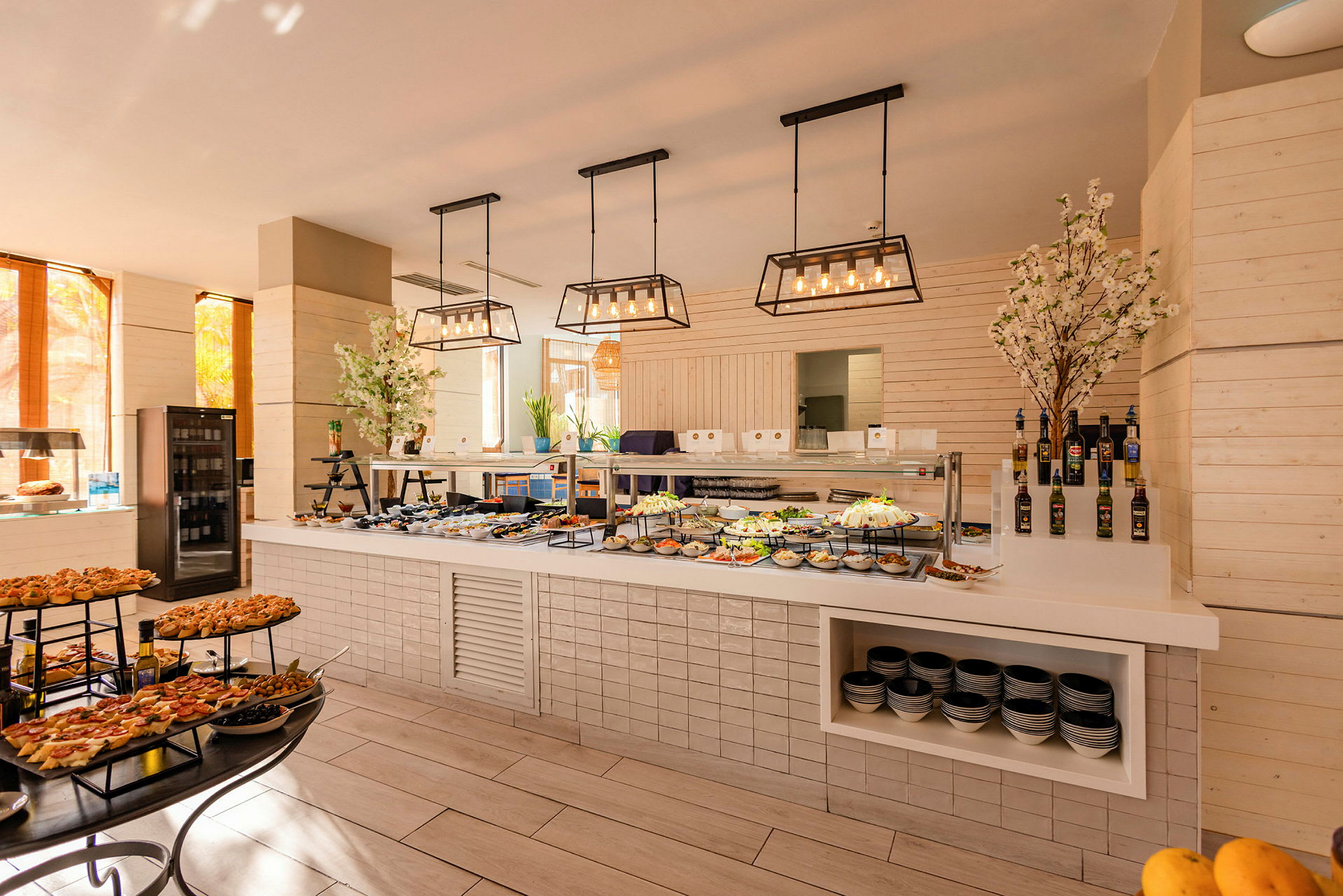 Bilde av en restaurantbuffet med ulike retter og dekorasjoner. (AI-generert tekst)
