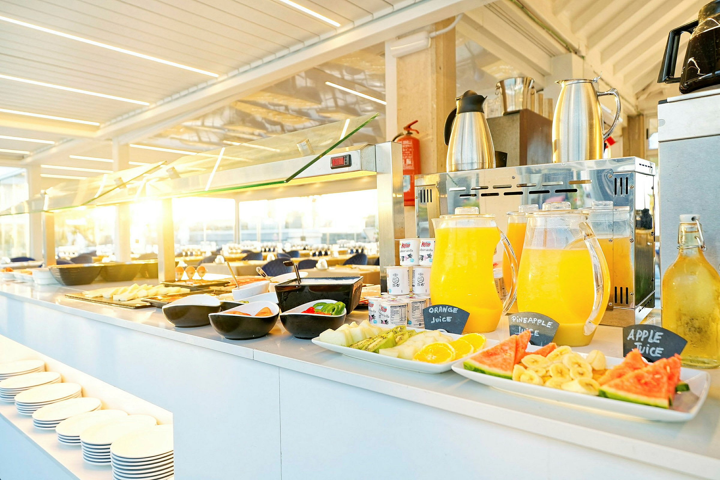 Frukt og juice oppstilt på en buffé. (AI-generert tekst)