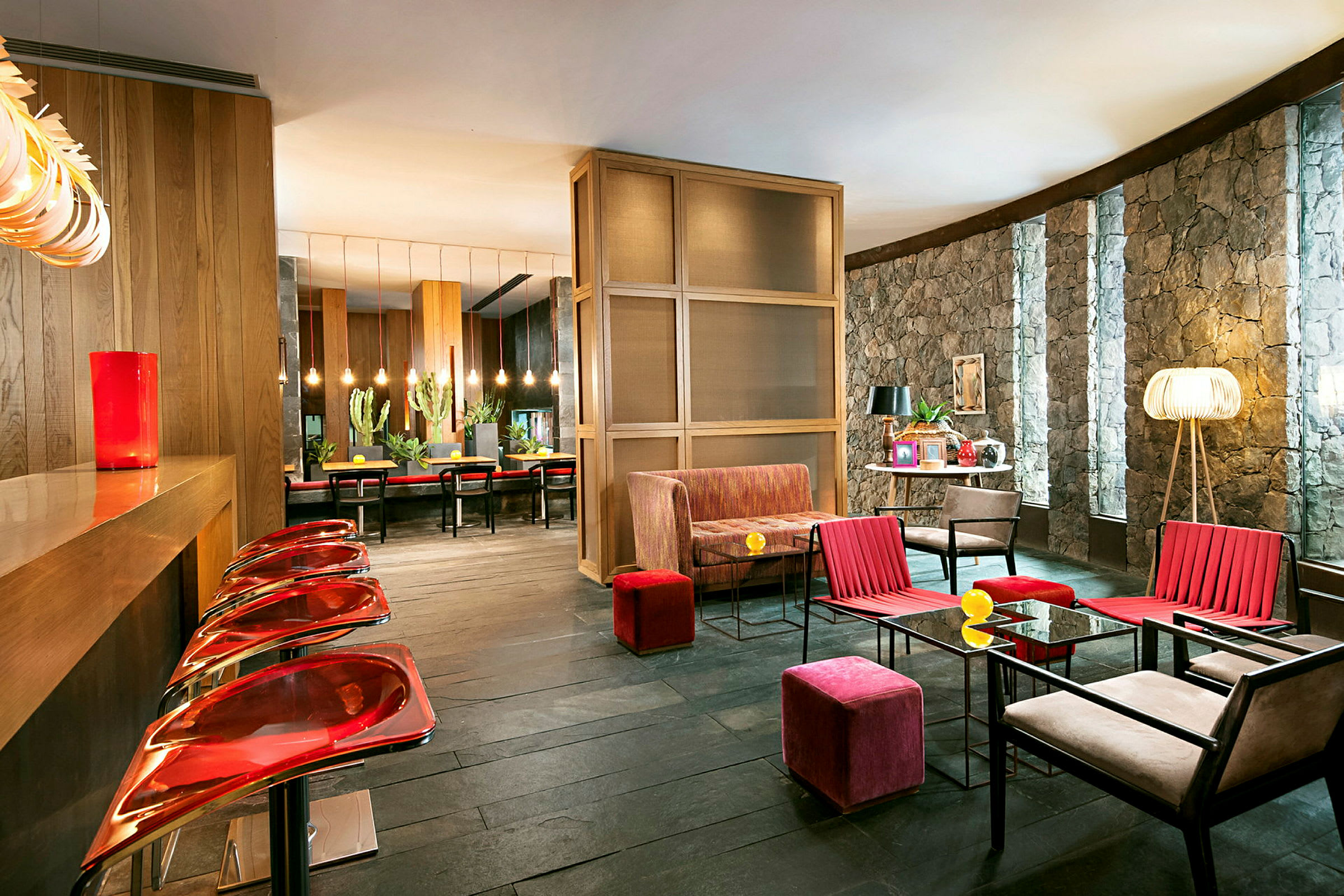 Moderne lounge med stoler, sofaer og bord i livlige farger. (AI-generert tekst)