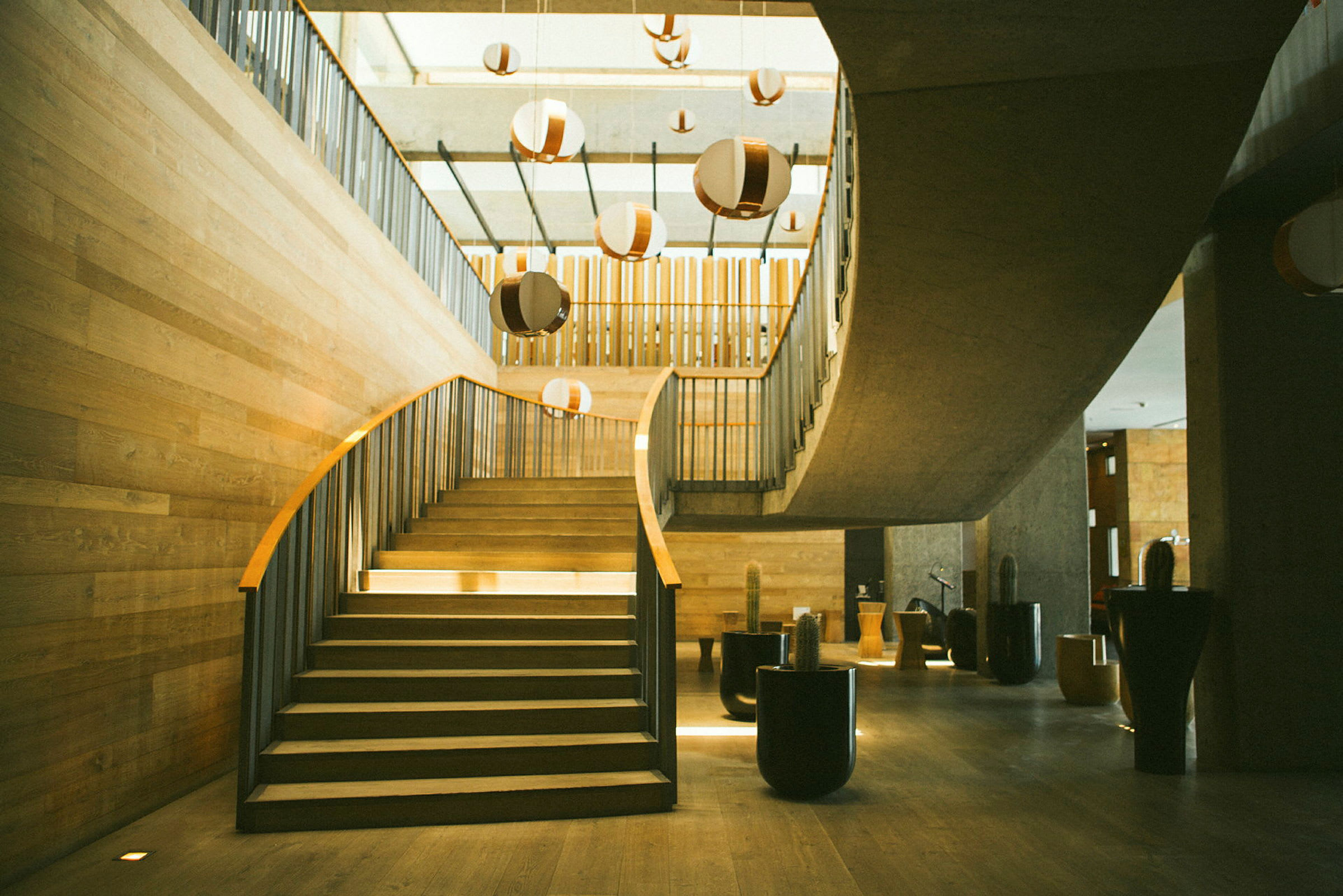En trapp med buet design og tredetaljer i et moderne miljø. (AI-generert tekst)