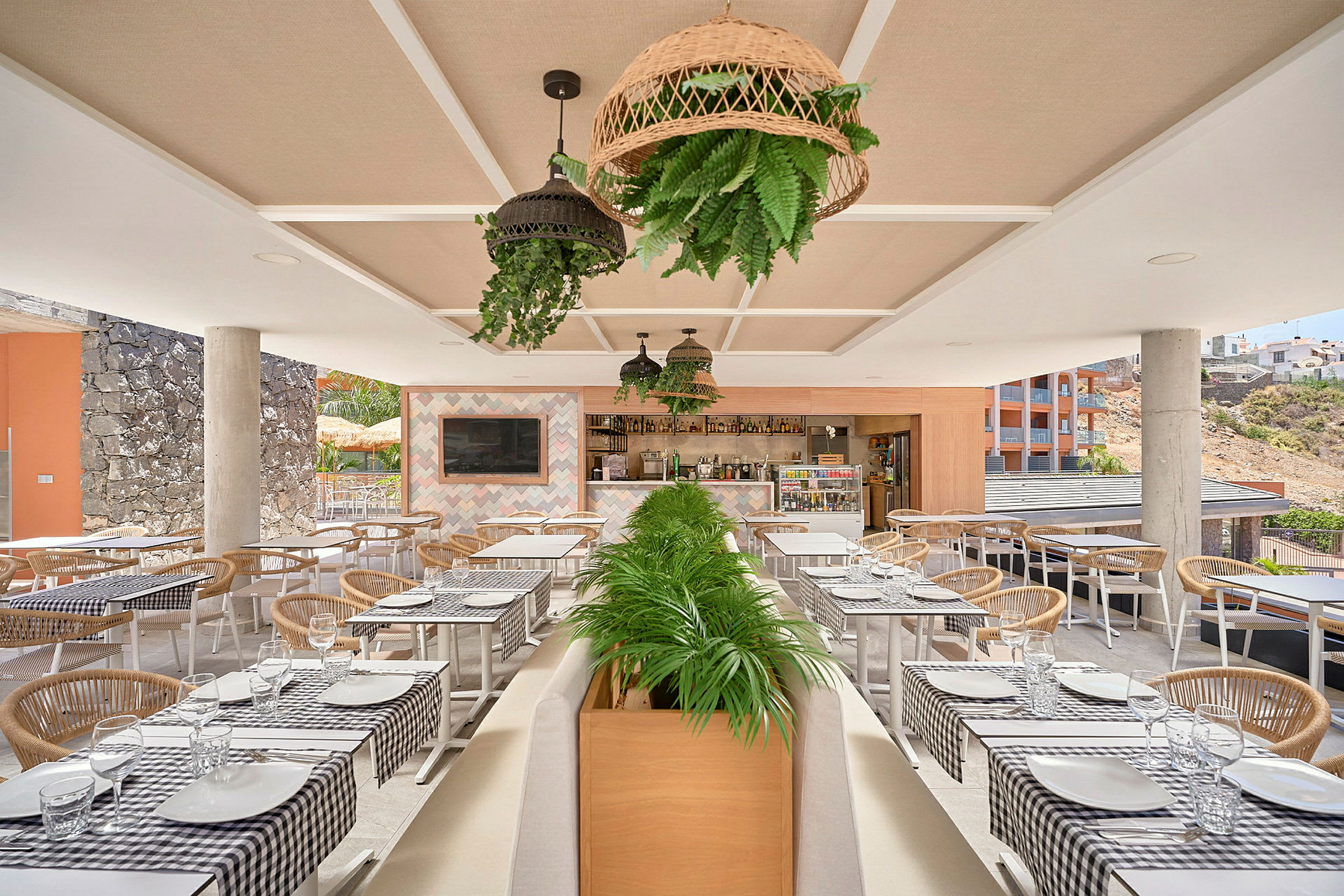 Utendørsrestaurant med dekkede bord og dekorative planter. (AI-generert tekst)