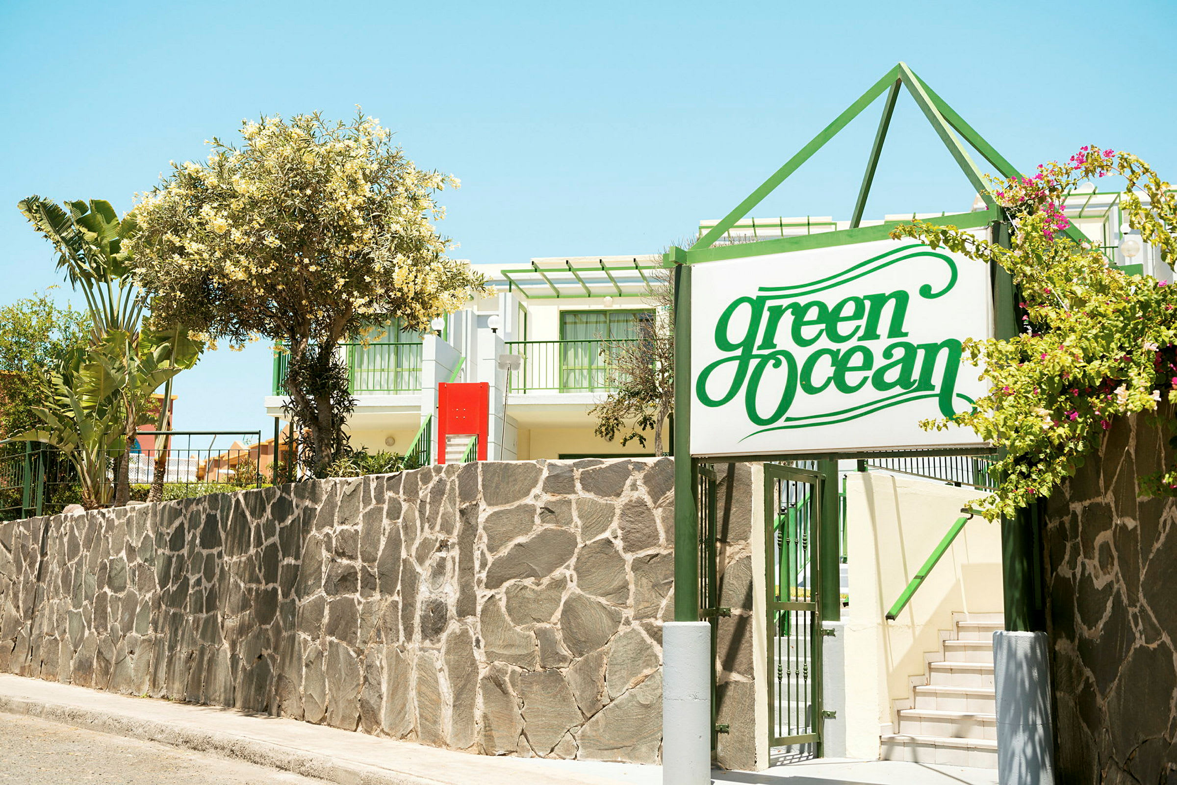 Hotellinngang med et skilt som sier 'Green Ocean'. (AI-generert tekst)