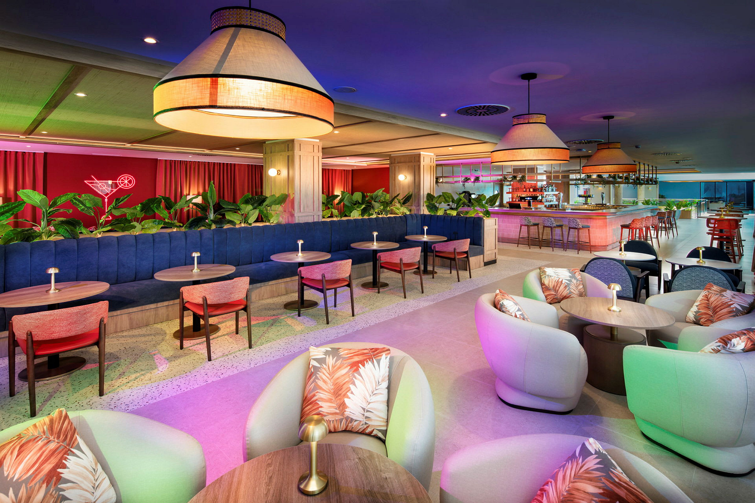 En moderne restaurant med fargerike sitteplasser og bar. (AI-generert tekst)