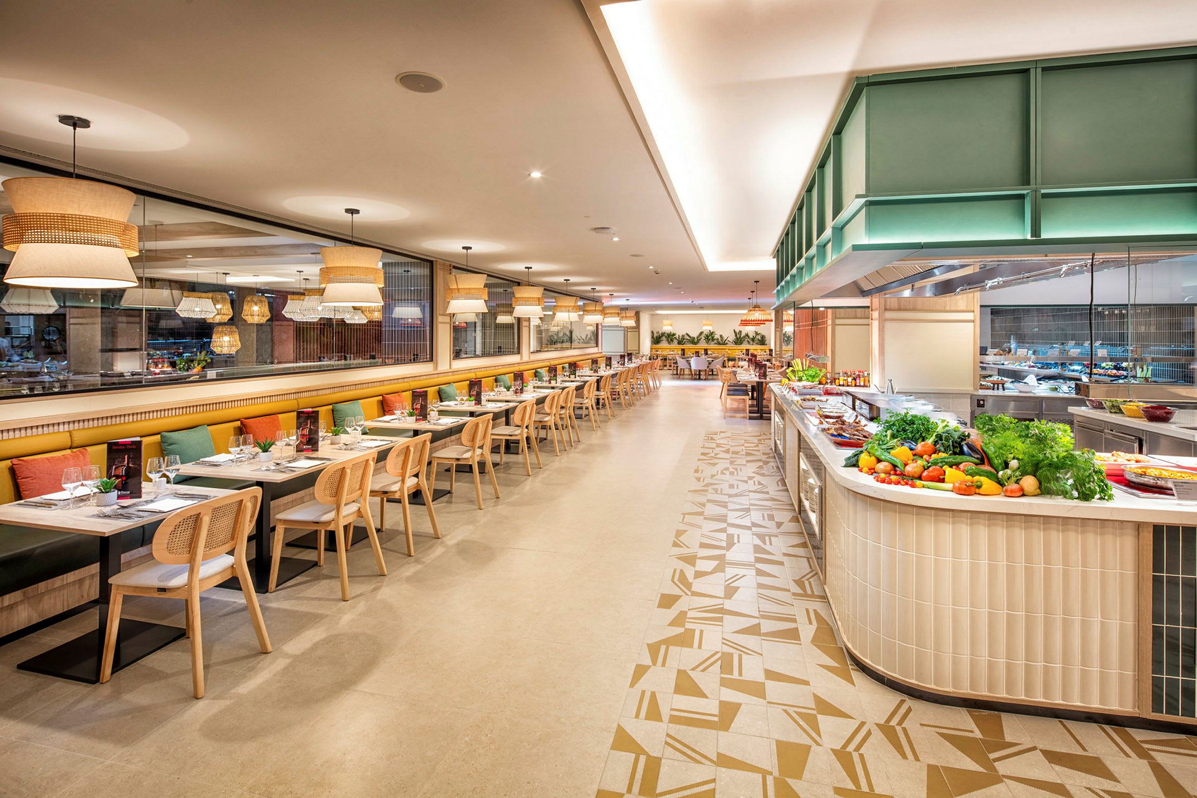 Interiør av en restaurant med spisebord og en buffé med ferske grønnsaker. (AI-generert tekst)