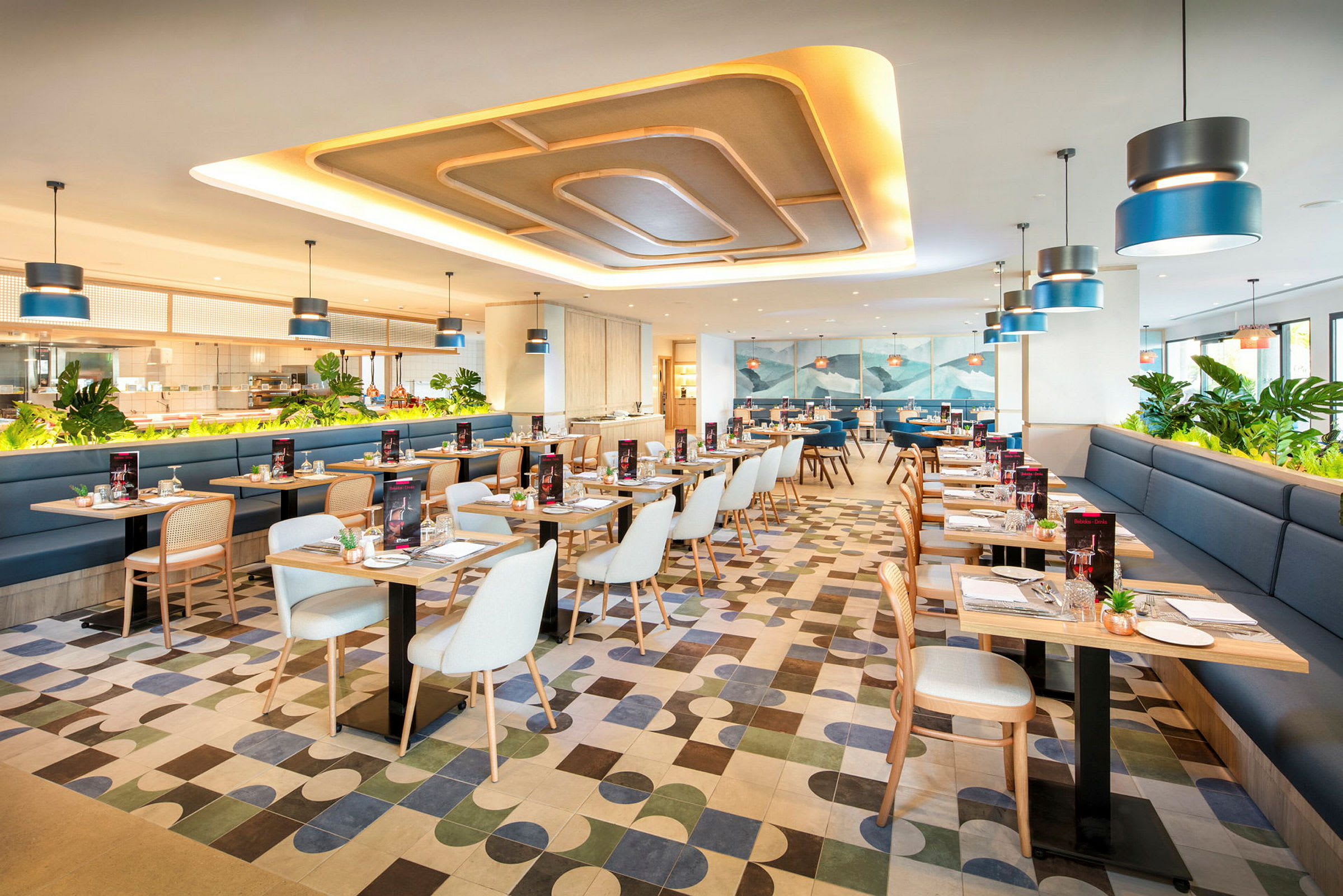 Restaurant med bord, stoler og moderne interiør. (AI-generert tekst)