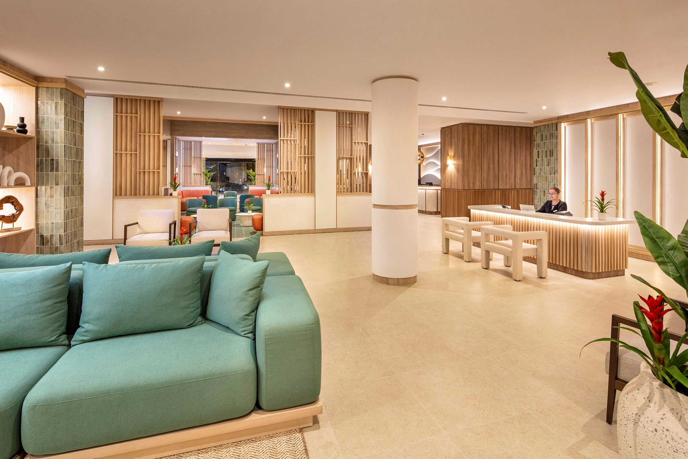 En moderne hotellobby med sittegrupper og en resepsjonsdisk. (AI-generert tekst)