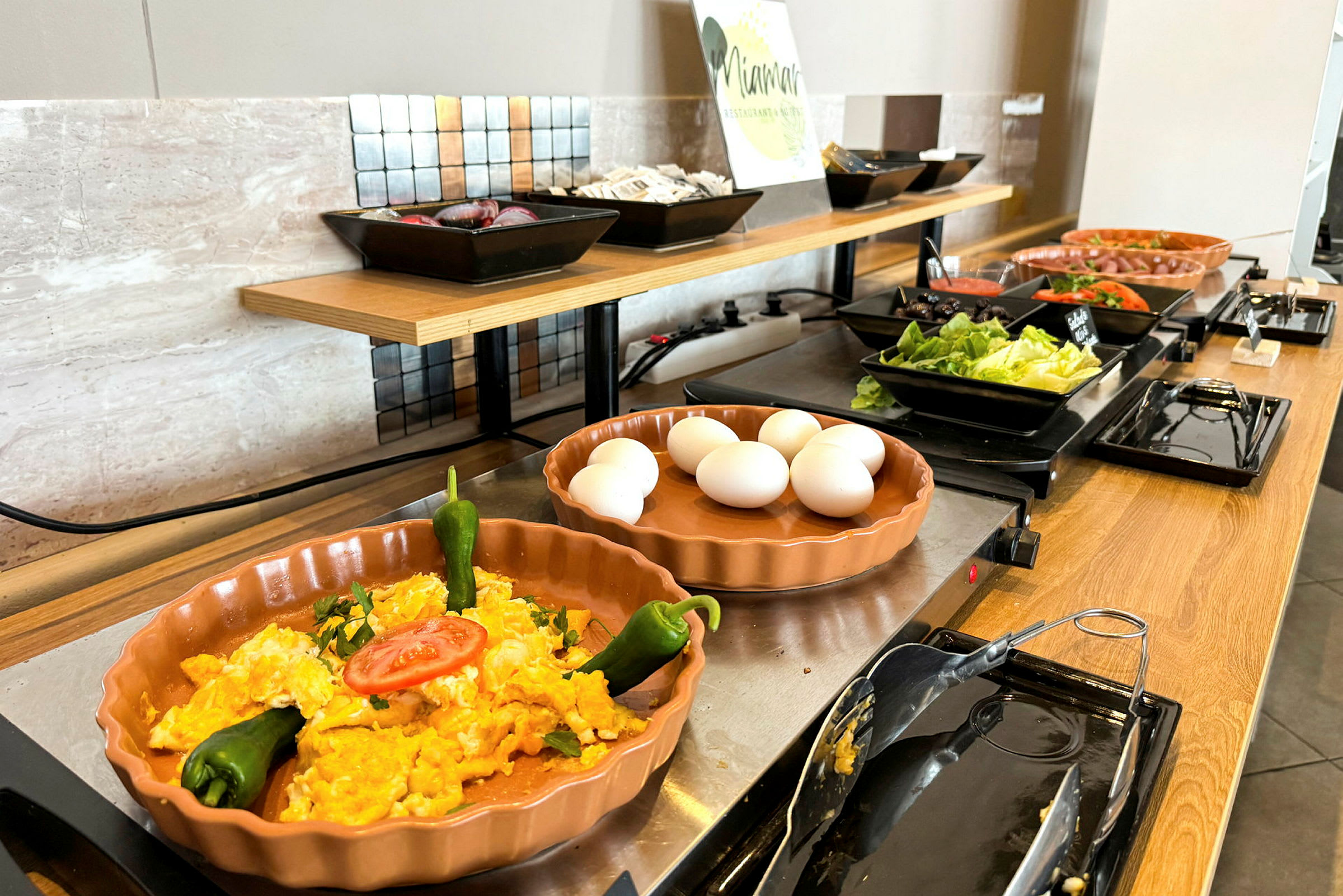 Buffet med egg, grønnsaker og salatingredienser. (AI-generert tekst)