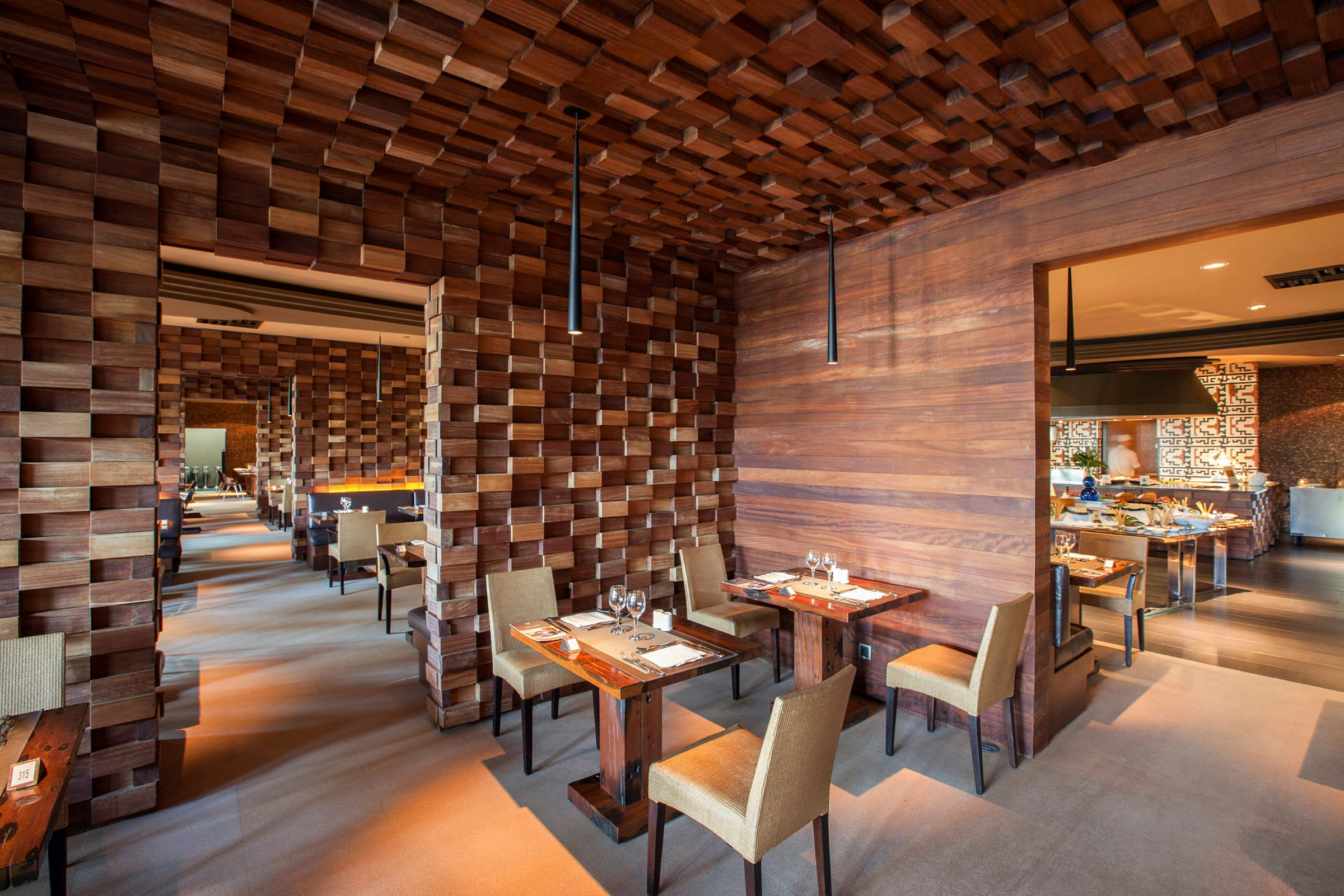En restaurant med elegant treinteriør, små bord og stoler. Varm belysning og en moderne atmosfære. (AI-generert tekst)