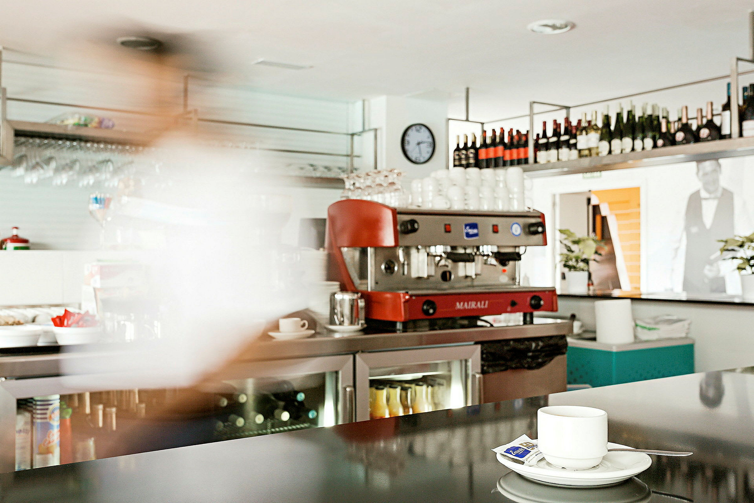 En kaffekopp på en mørk benkeplate i et kafé. (AI-generert tekst)