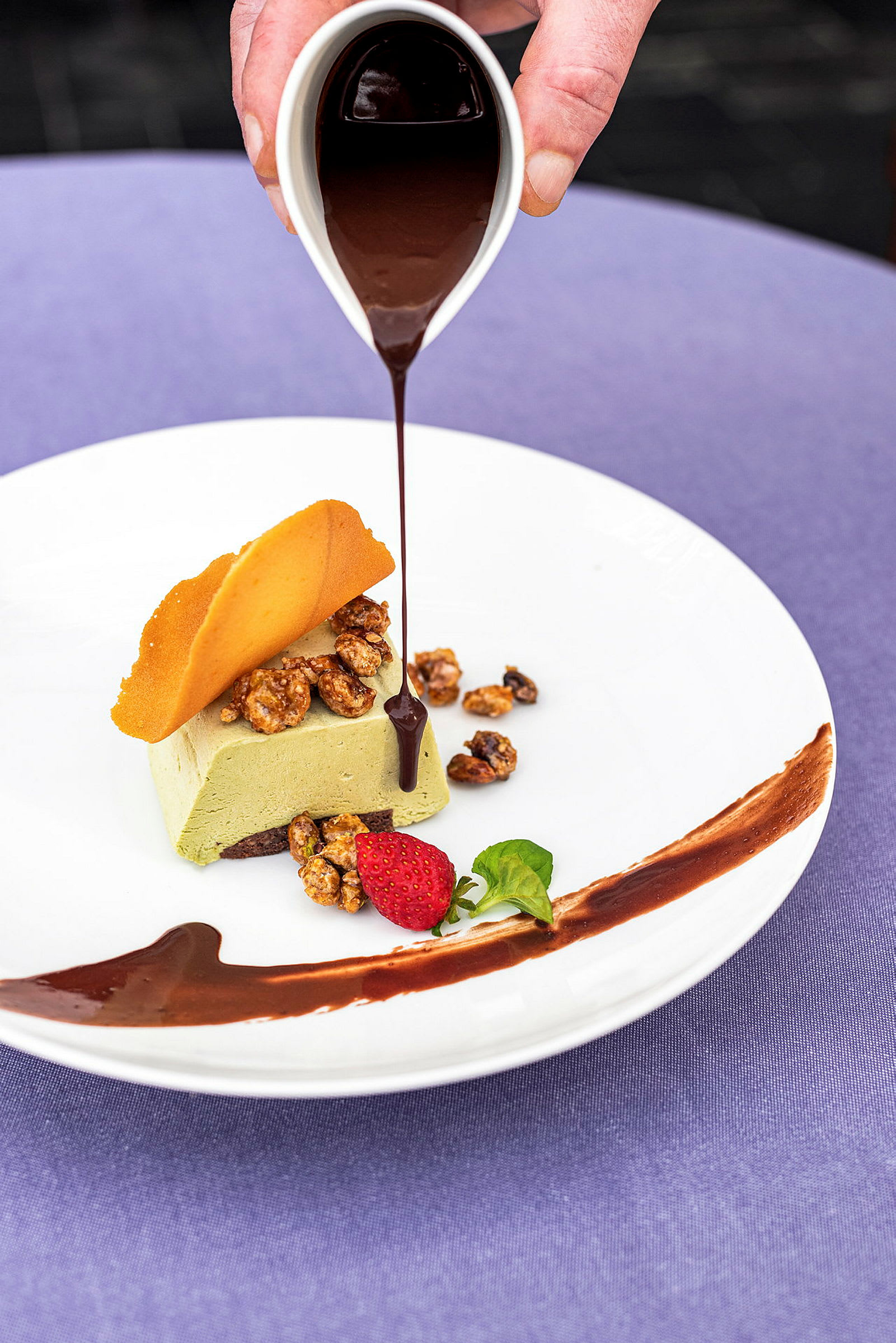 En dessert dekorert med sjokoladesaus. (AI-generert tekst)