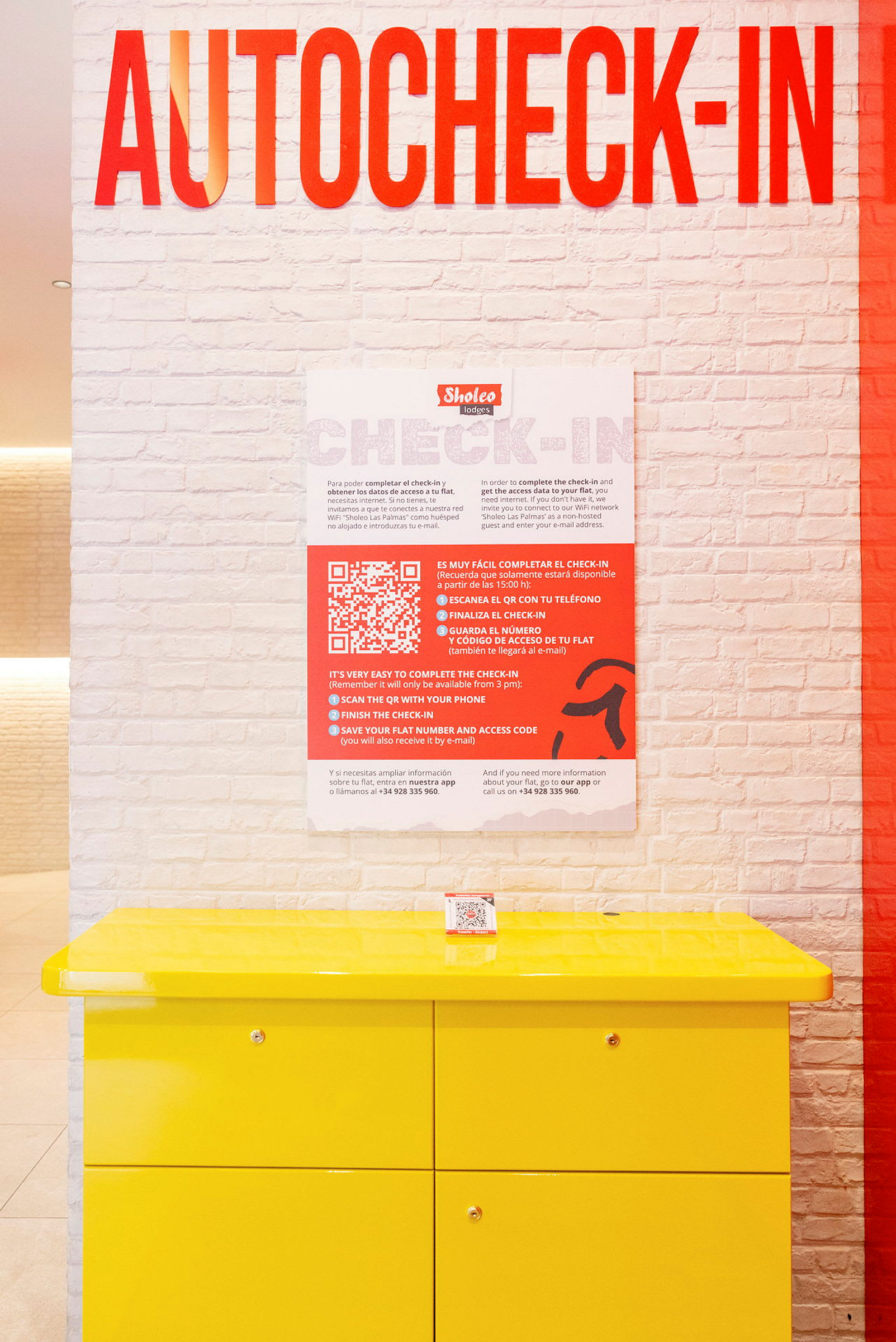 Bilde av en vegg med teksten 'Autocheck-in', en informasjonsplakat med QR-kode for innsjekking og en gul benk. (AI-generert tekst)