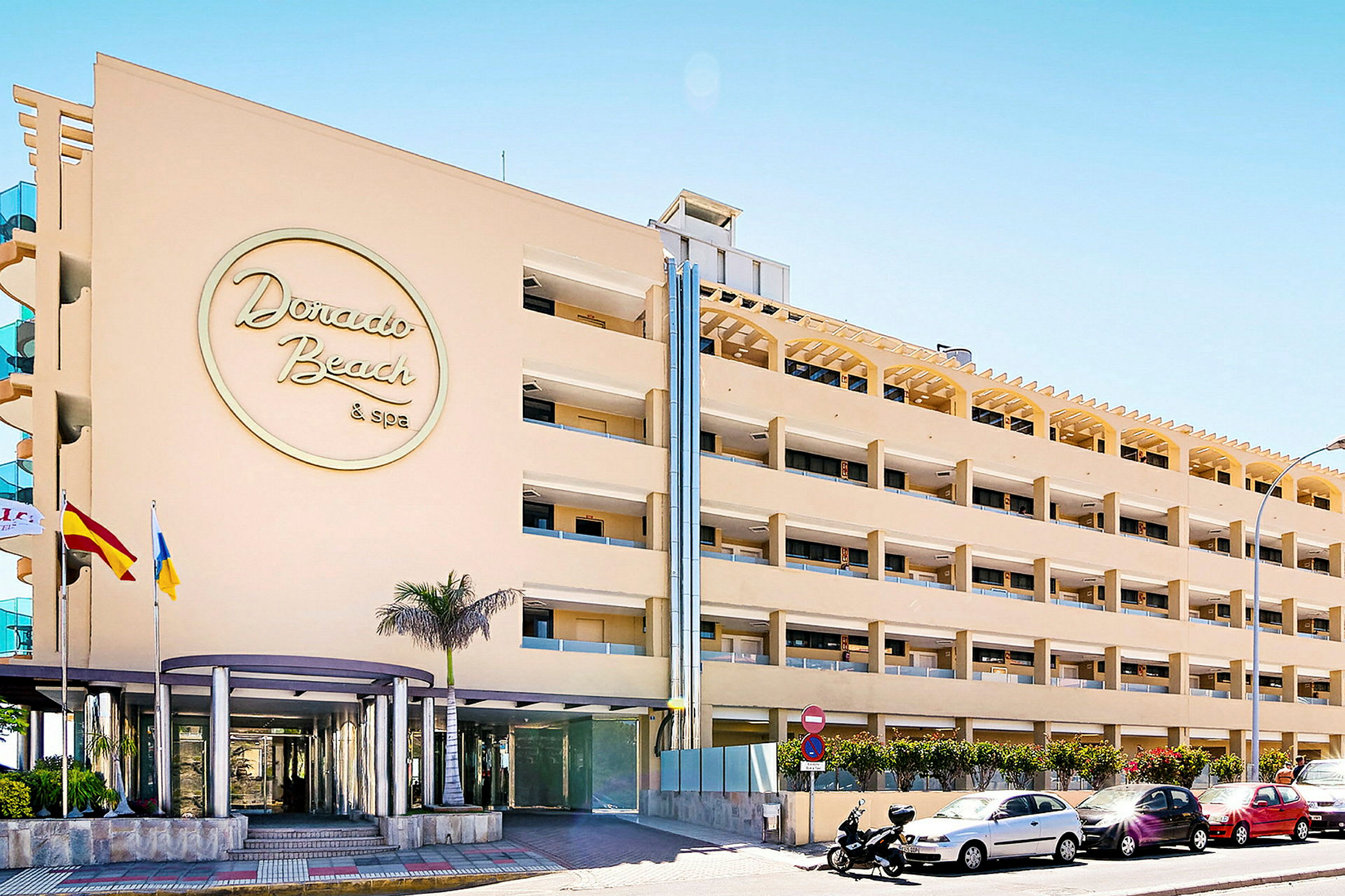 Hotellet Dorado Beach & Spa med sin fasade og inngang. (AI-generert tekst)