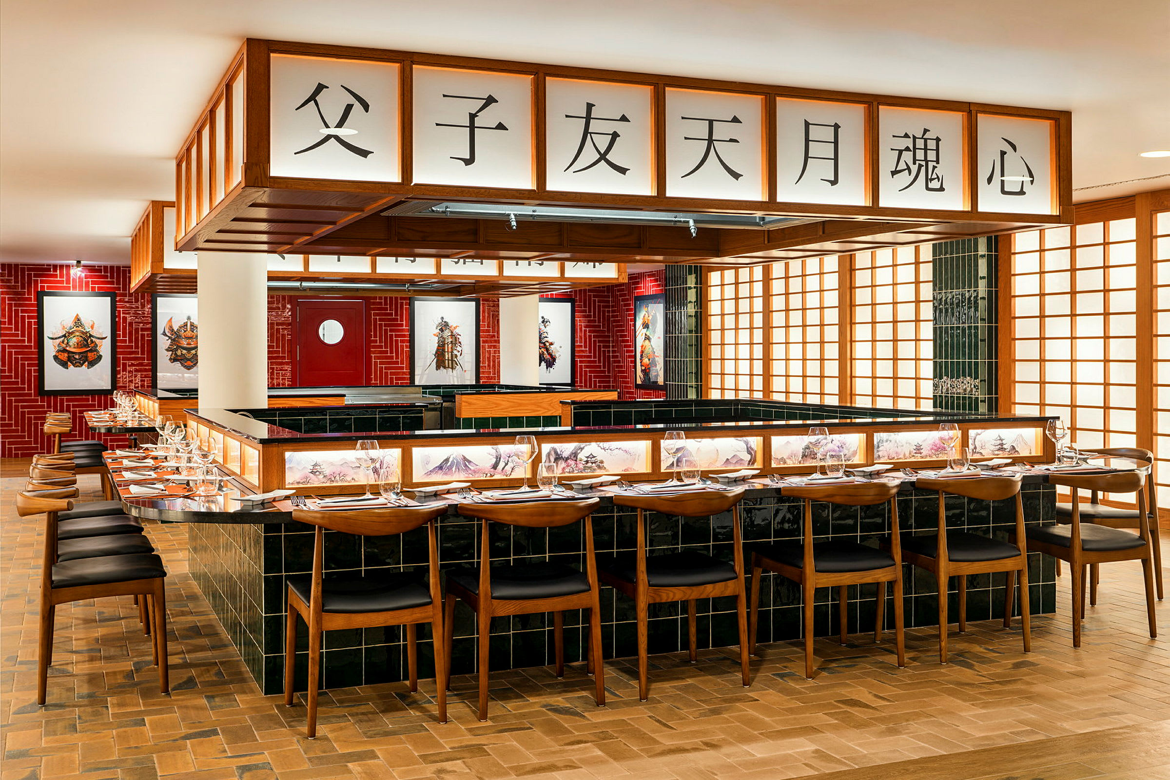 En restaurantinteriør med japansk inspirert design, inkludert trepaneler, røde vegger og sitteplasser ved bardisk. (AI-generert tekst)