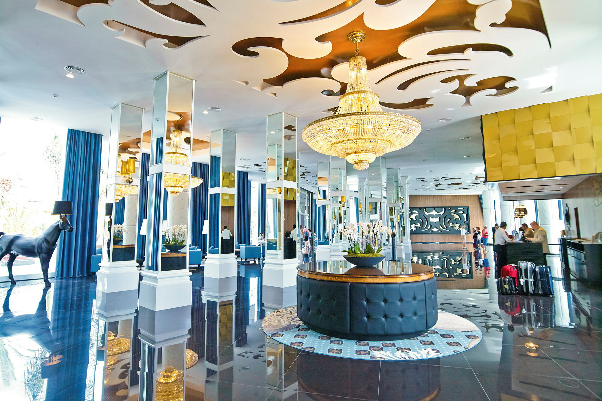 Hotellobby med elegant interiør, lysekroner og speil. (AI-generert tekst)