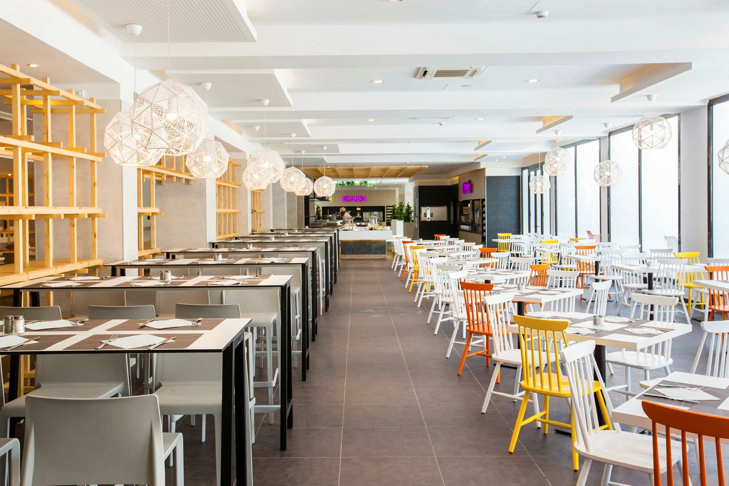 Lyst møblert restaurant med fargerike detaljer. (AI-generert tekst)