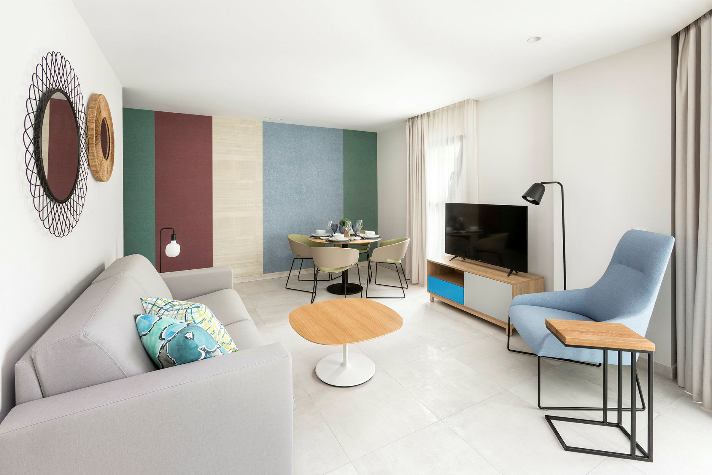 Moderne møblert stue med sofa, bord og TV. (AI-generert tekst)