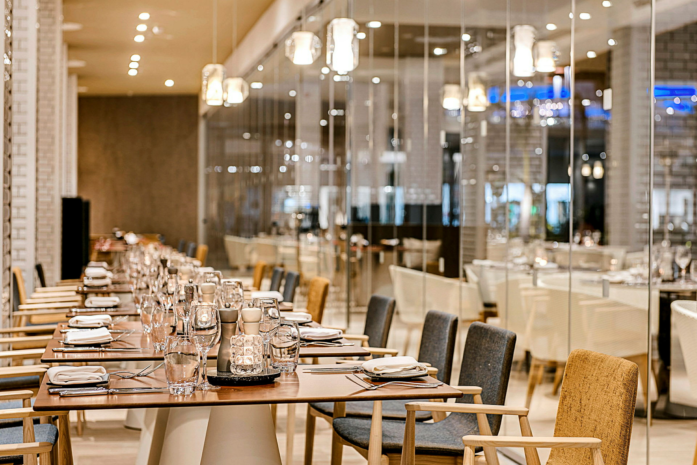 Elegant restaurant med dekkede bord og komfortable stoler. (AI-generert tekst)