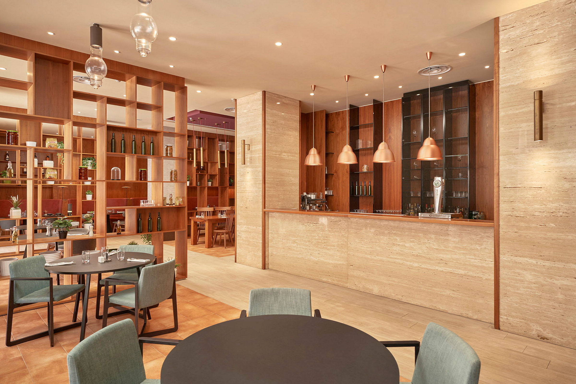 Interiør av en restaurant med moderne innredning, inkludert bord, stoler og en bardisk. (AI-generert tekst)