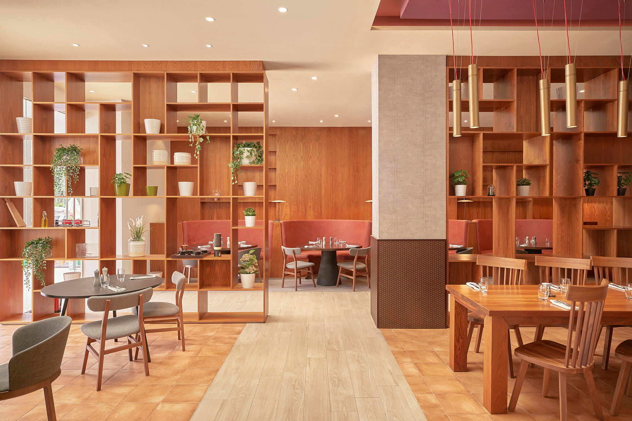Moderne restaurant med treinnredning og planter. (AI-generert tekst)