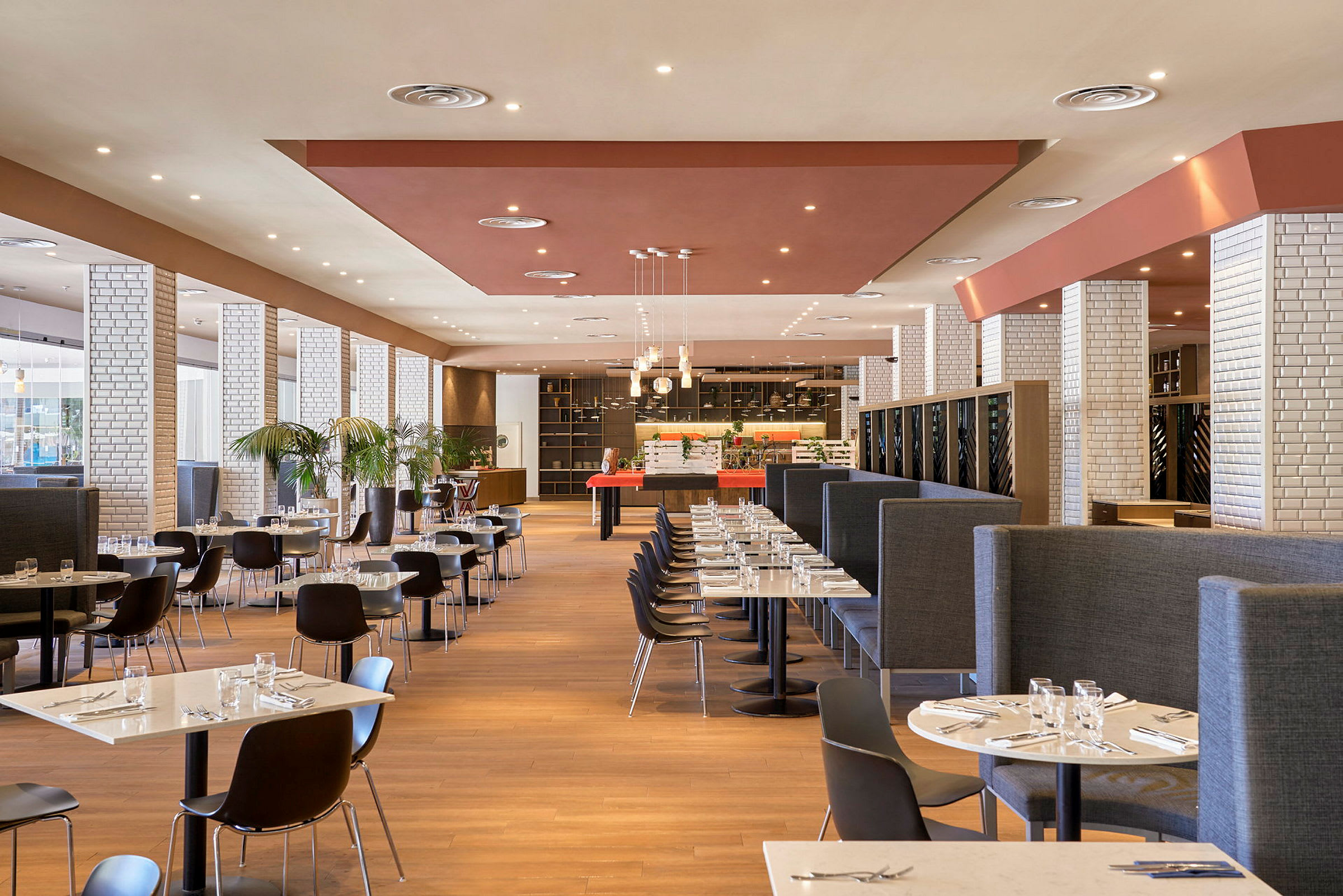 Interiør av en moderne restaurant med bord og sitteplasser. (AI-generert tekst)