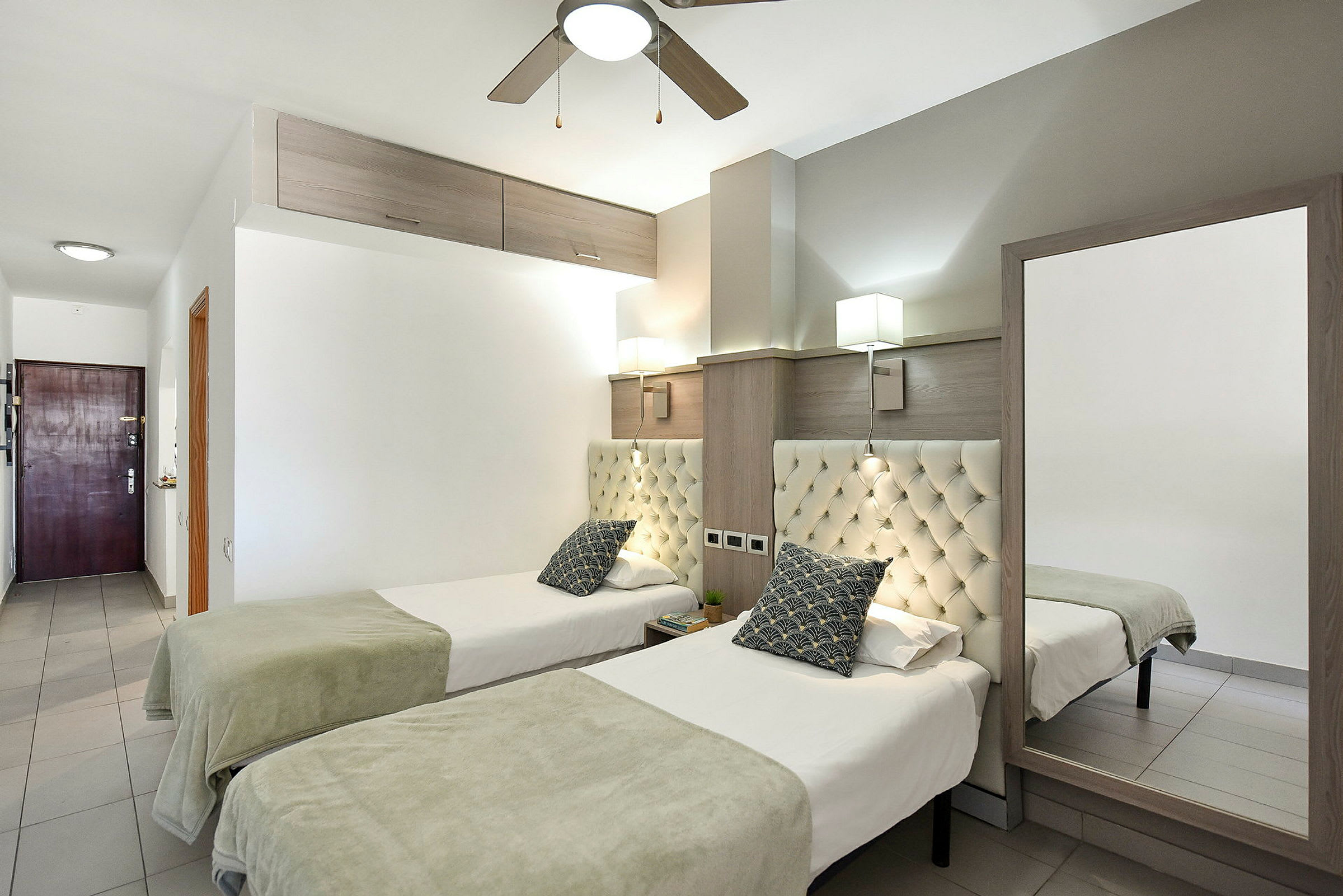 To enkeltsenger i et hotellrom med lys og moderne innredning. (AI-generert tekst)